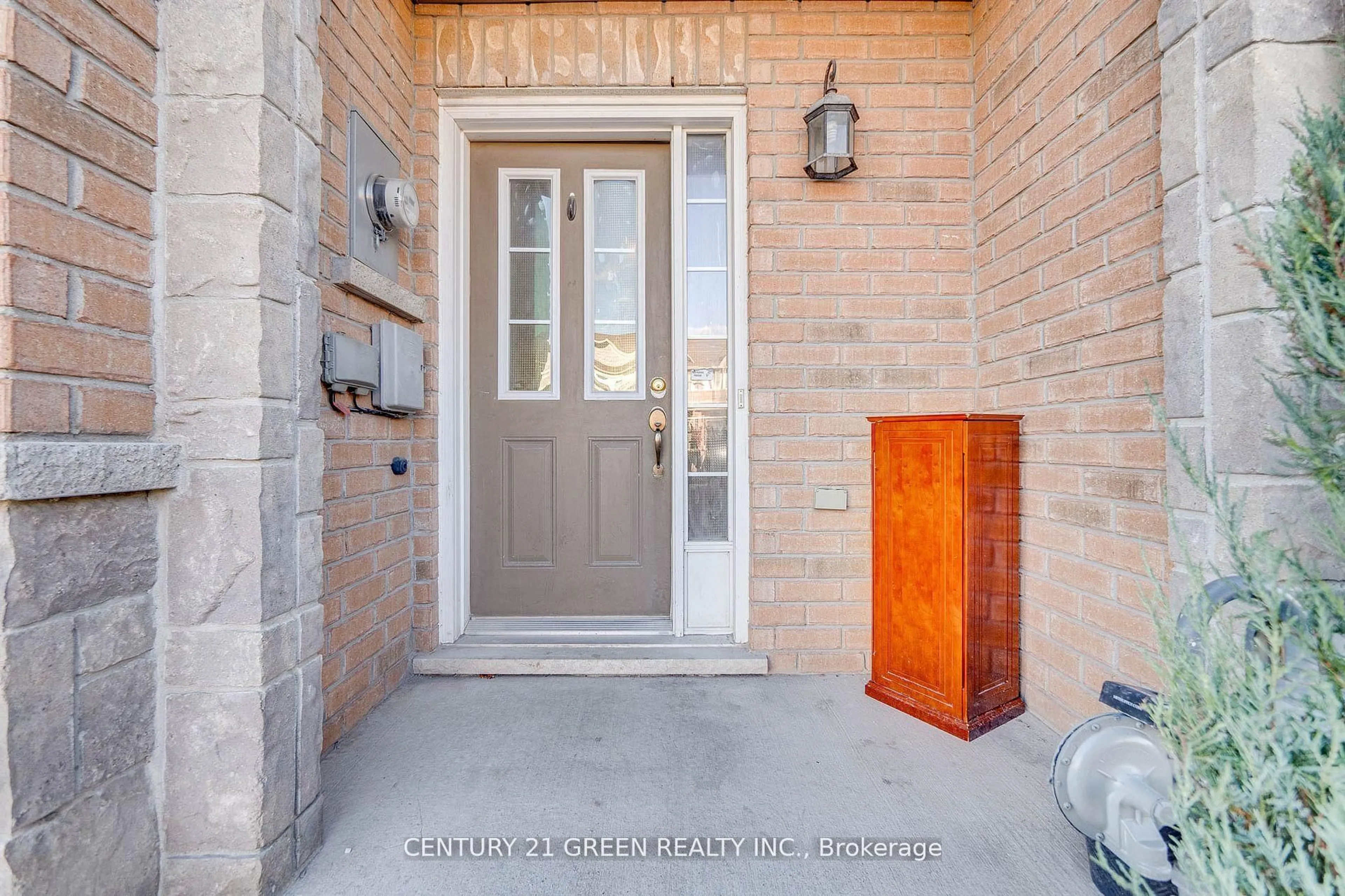 Indoor entryway for 18 Palacebeach Tr, Hamilton Ontario L8E 5C3