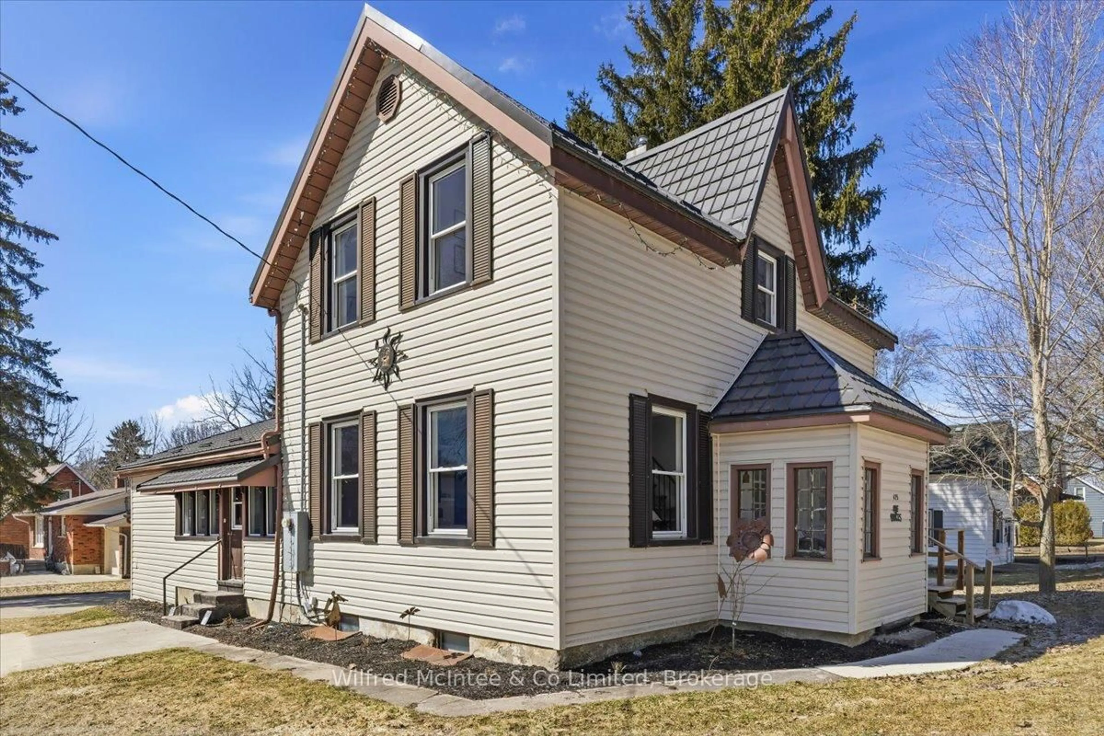 Home with vinyl exterior material, street for 425 Yonge St, Brockton Ontario N0G 2V0