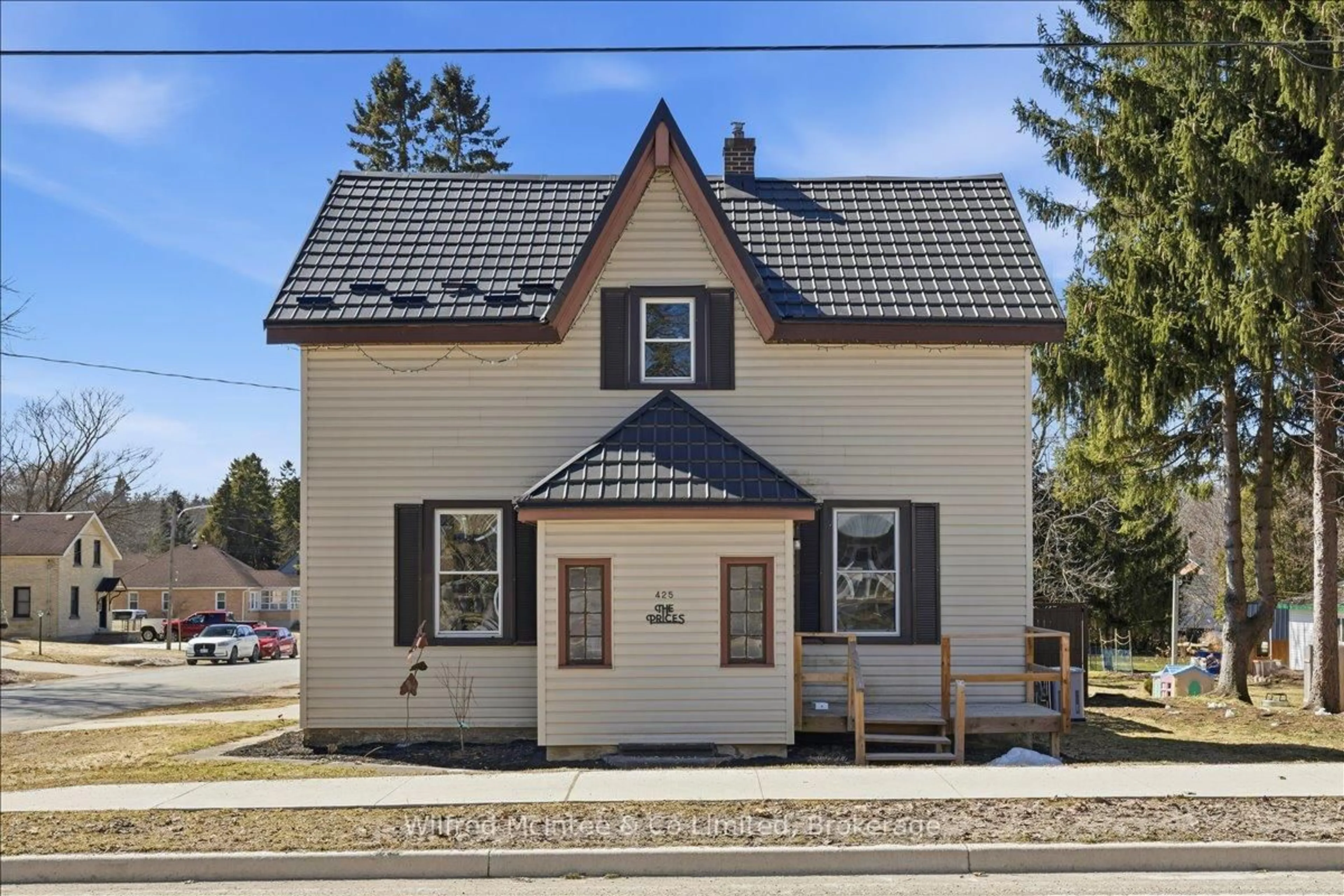 Home with vinyl exterior material, street for 425 Yonge St, Brockton Ontario N0G 2V0