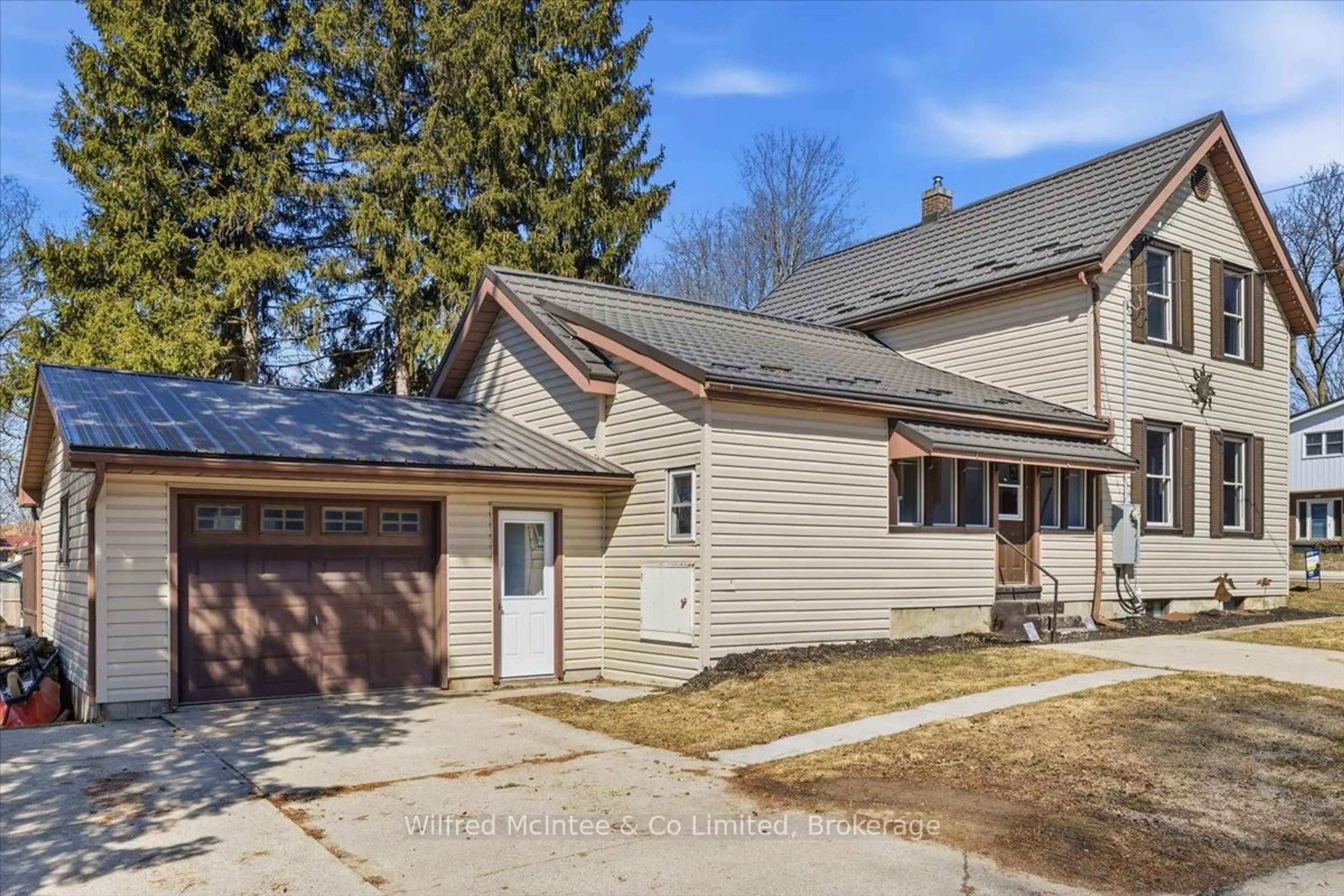 A pic from outside/outdoor area/front of a property/back of a property/a pic from drone, street for 425 Yonge St, Brockton Ontario N0G 2V0