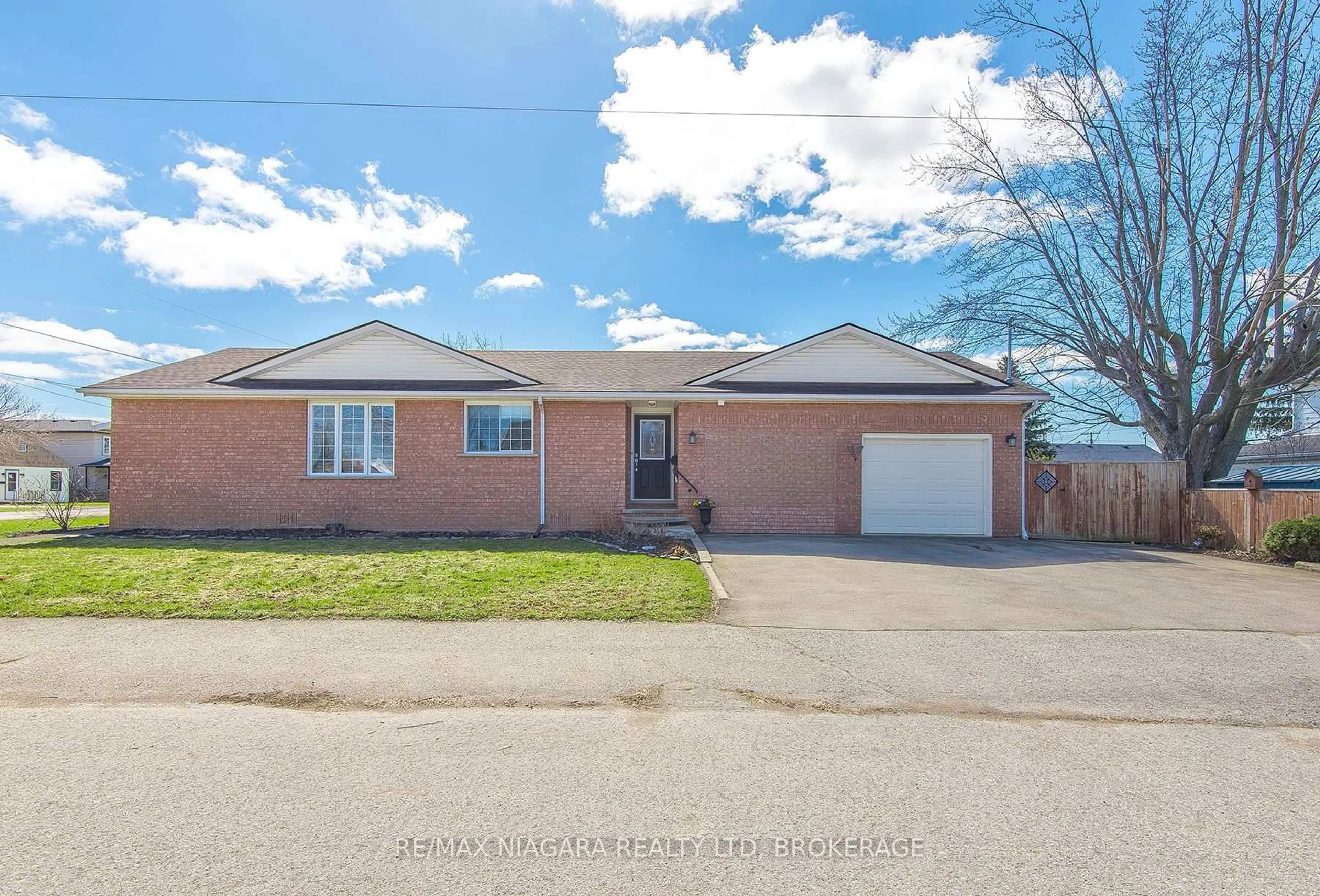 Home with brick exterior material, street for 87 Knoll St, Port Colborne Ontario L3K 5A7
