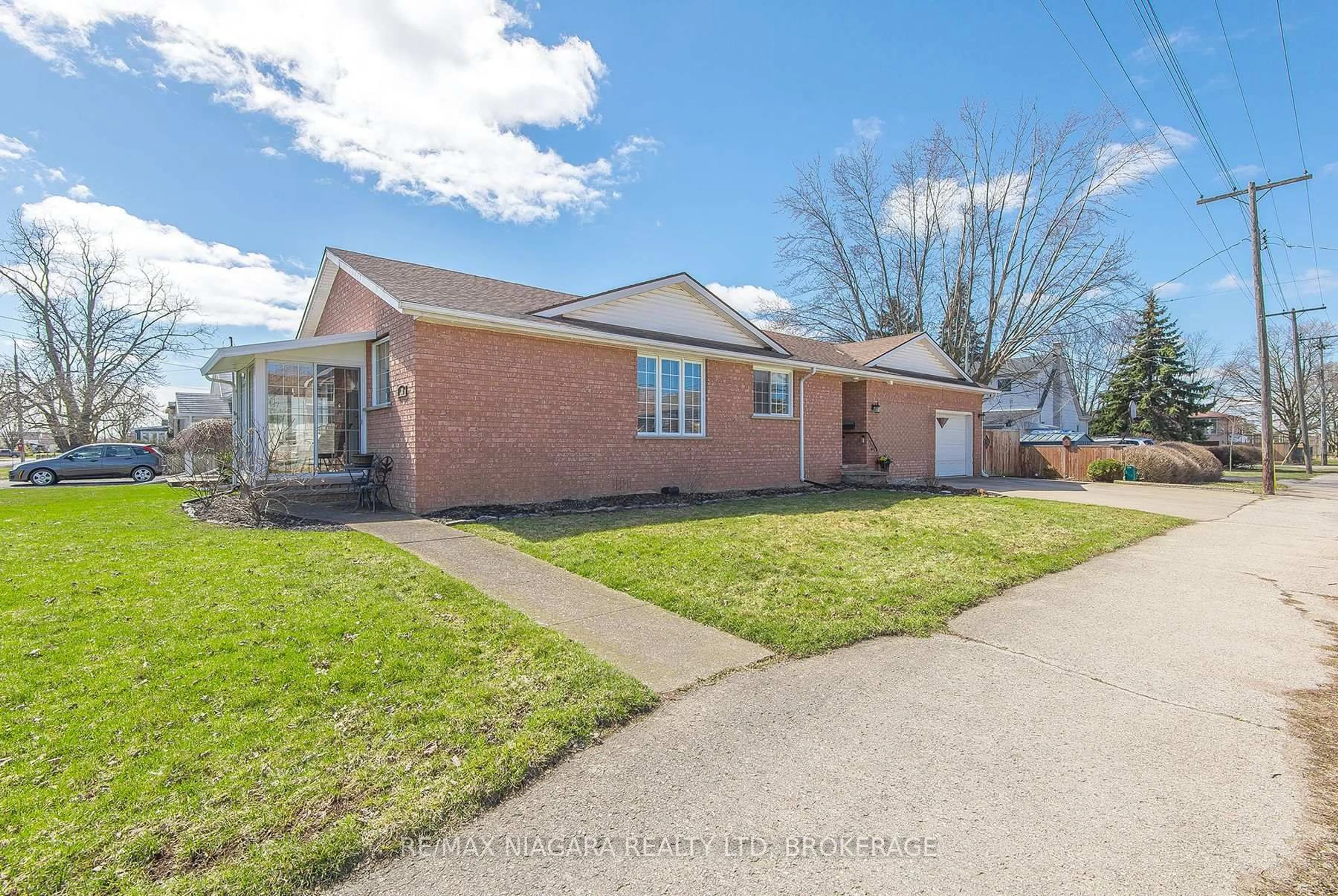 Home with brick exterior material, street for 87 Knoll St, Port Colborne Ontario L3K 5A7