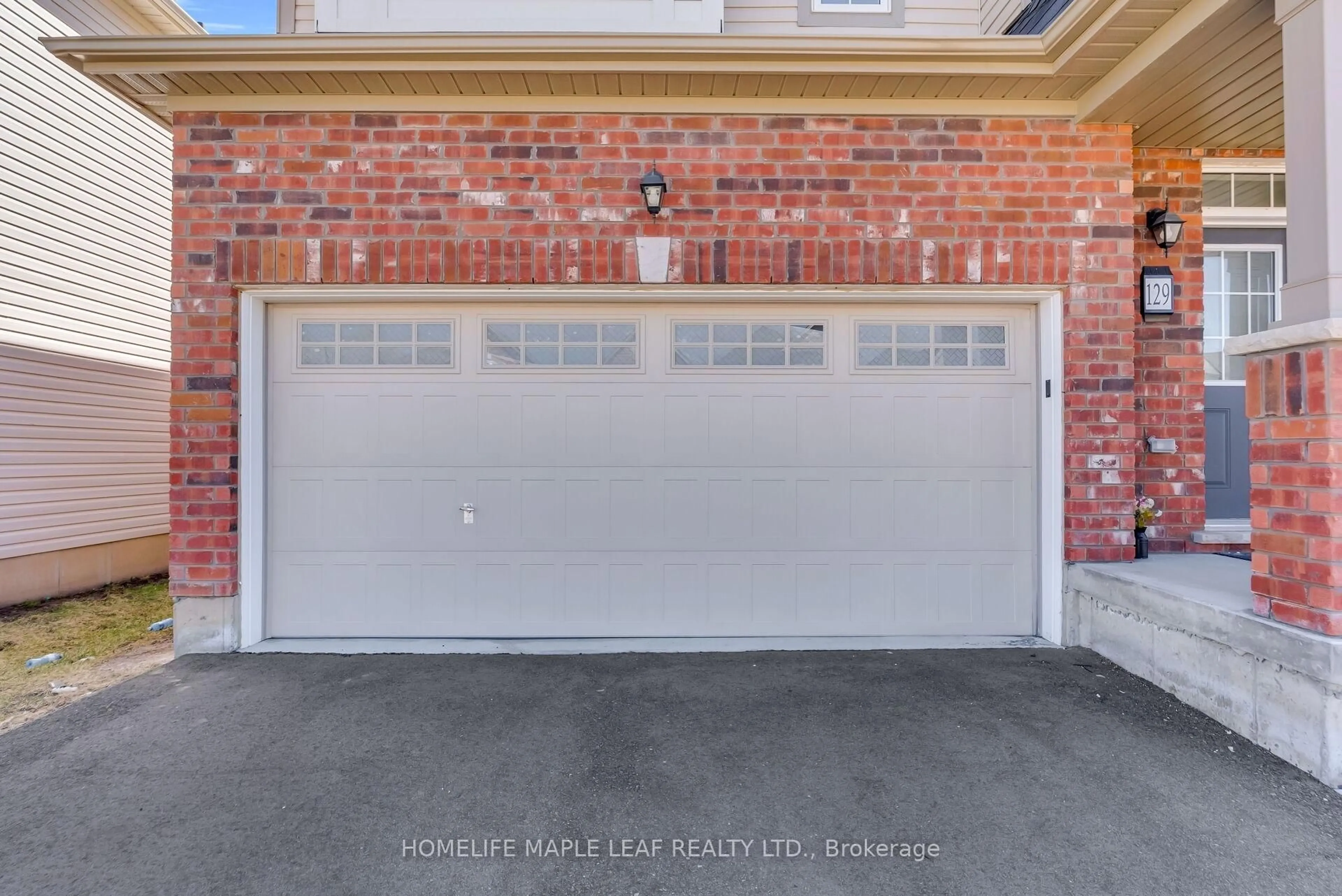 Indoor garage for 129 Longboat Ru, Brantford Ontario N3T 0R8