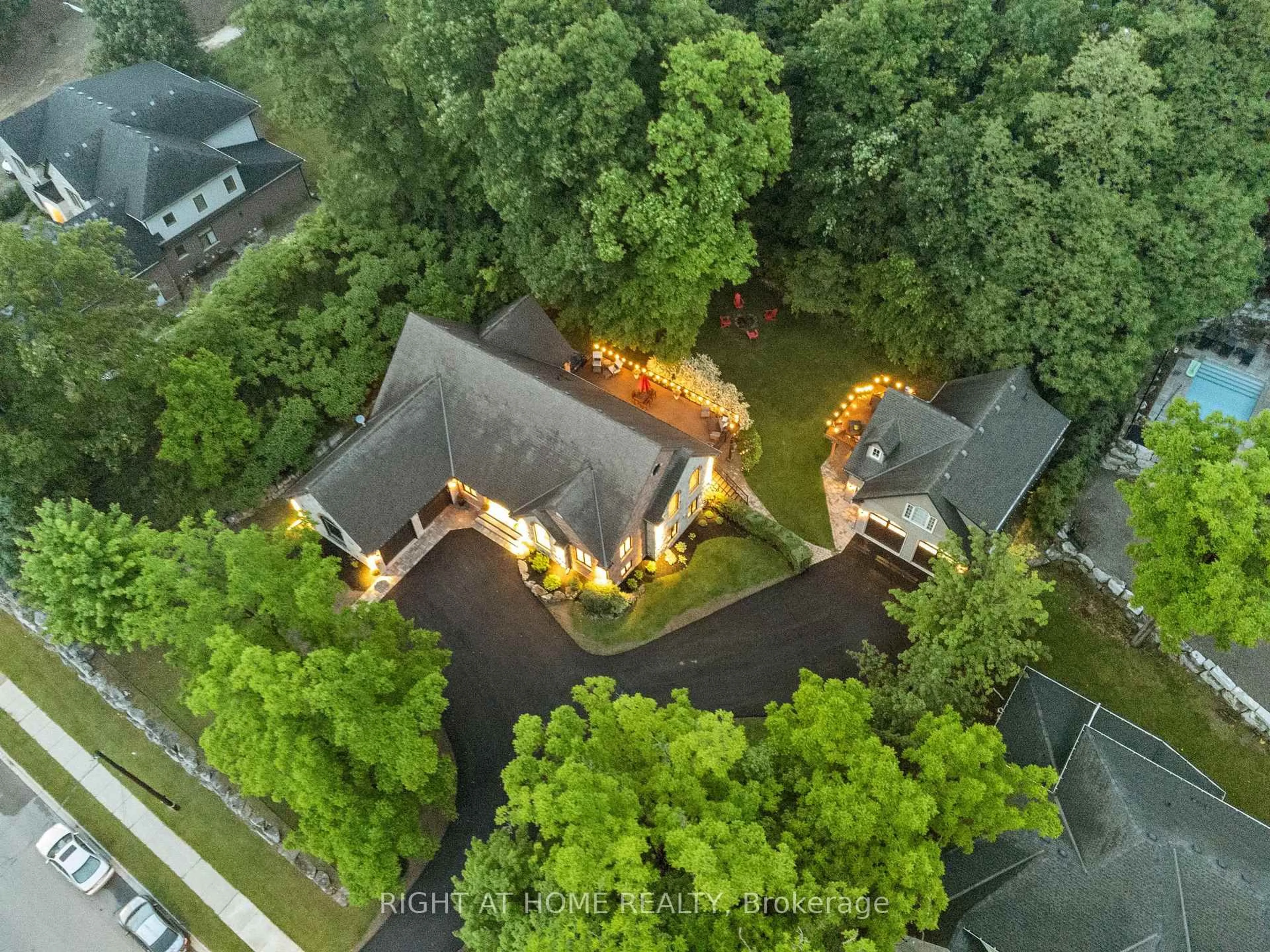 A pic from outside/outdoor area/front of a property/back of a property/a pic from drone, unknown for 515 Hamilton Dr, Hamilton Ontario L9G 2A9