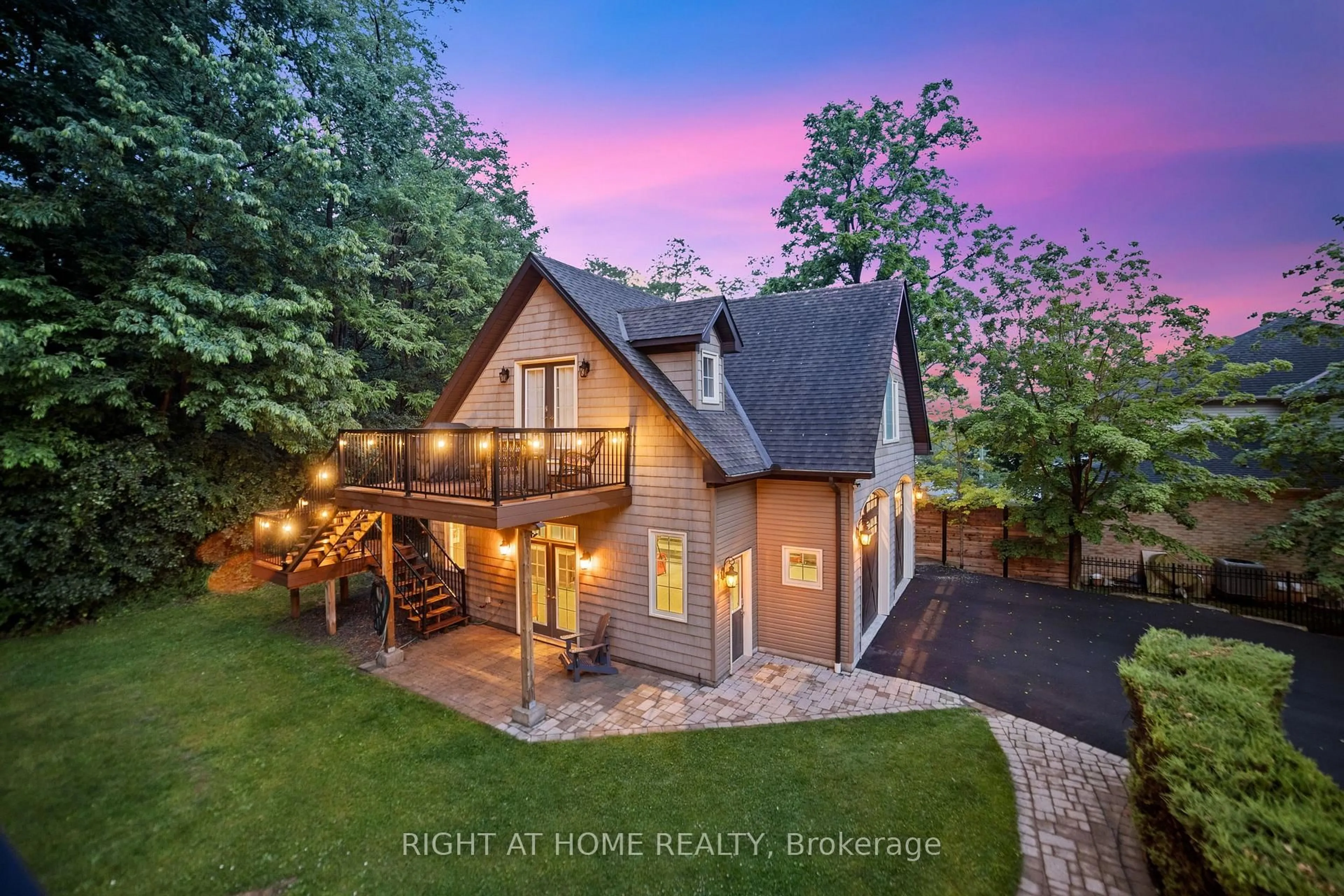 A pic from outside/outdoor area/front of a property/back of a property/a pic from drone, water/lake/river/ocean view for 515 Hamilton Dr, Hamilton Ontario L9G 2A9