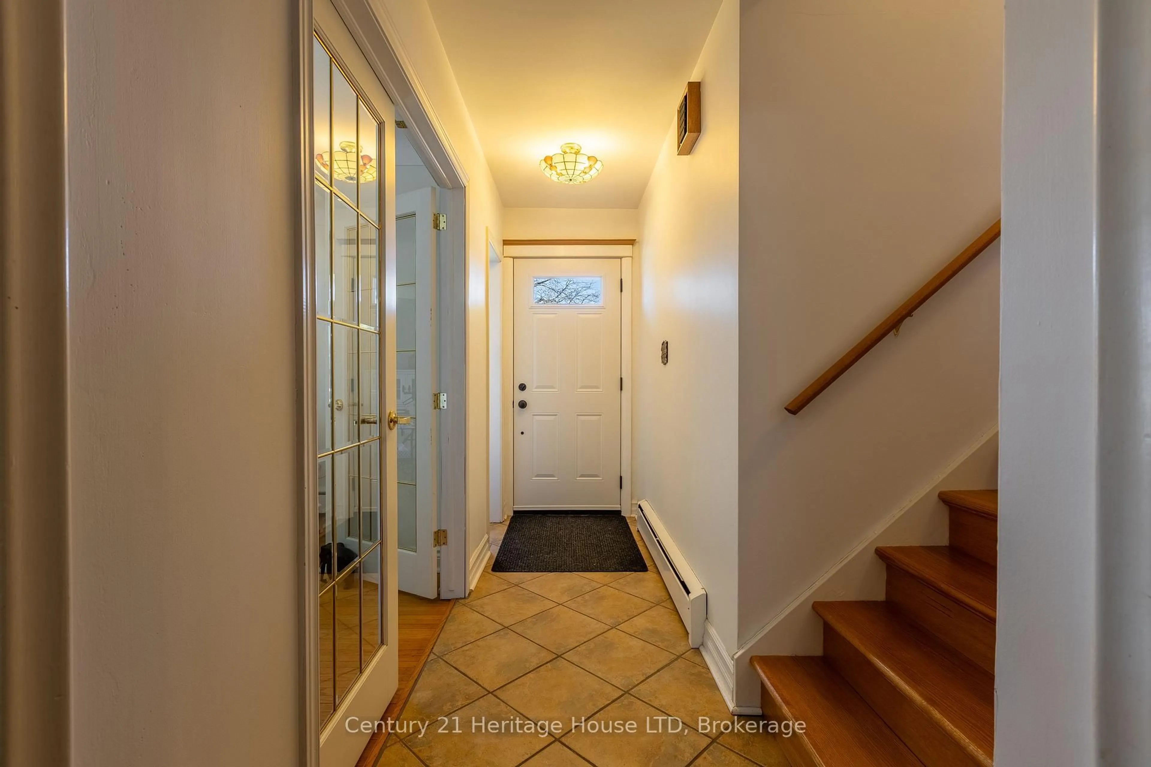 Indoor entryway for 6 Champa Dr, St. Catharines Ontario L2M 3K1
