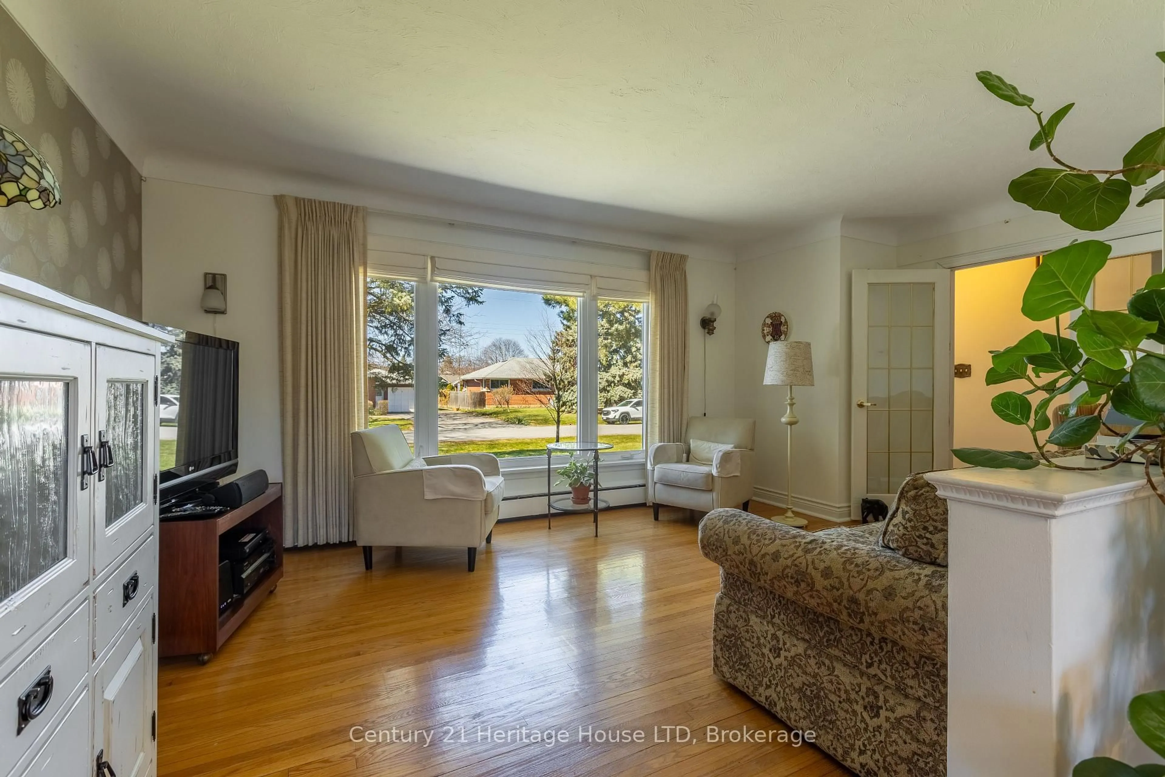 Living room with furniture, wood/laminate floor for 6 Champa Dr, St. Catharines Ontario L2M 3K1