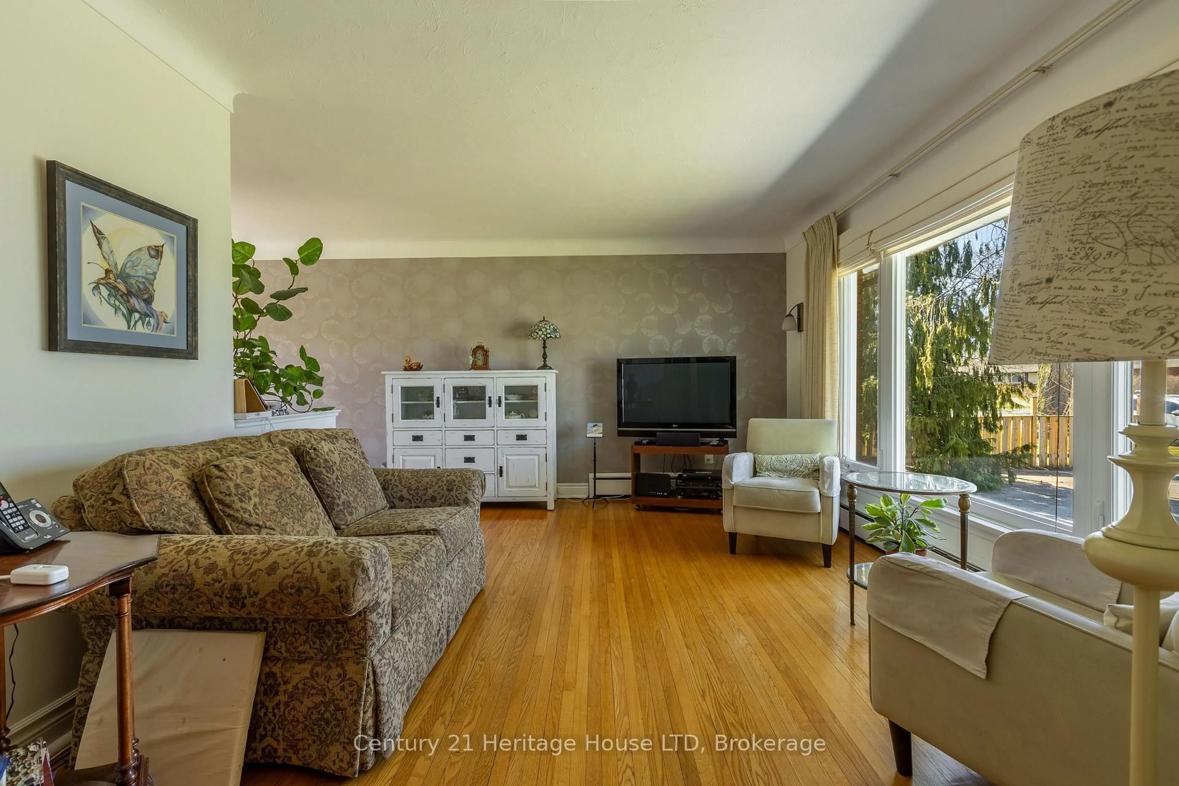 Living room with furniture, unknown for 6 Champa Dr, St. Catharines Ontario L2M 3K1