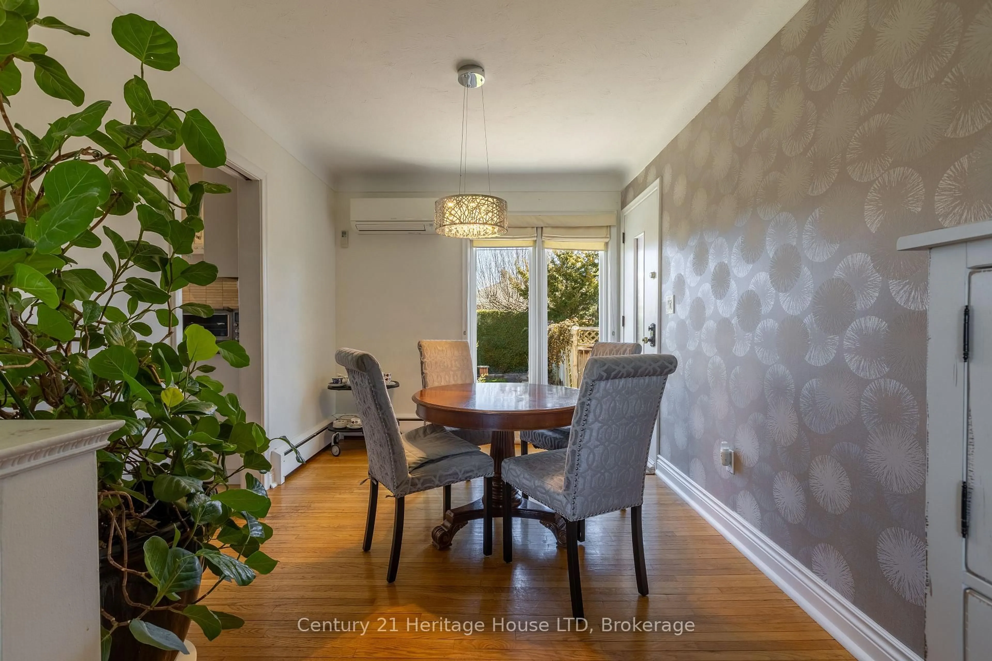 Dining room, wood/laminate floor for 6 Champa Dr, St. Catharines Ontario L2M 3K1