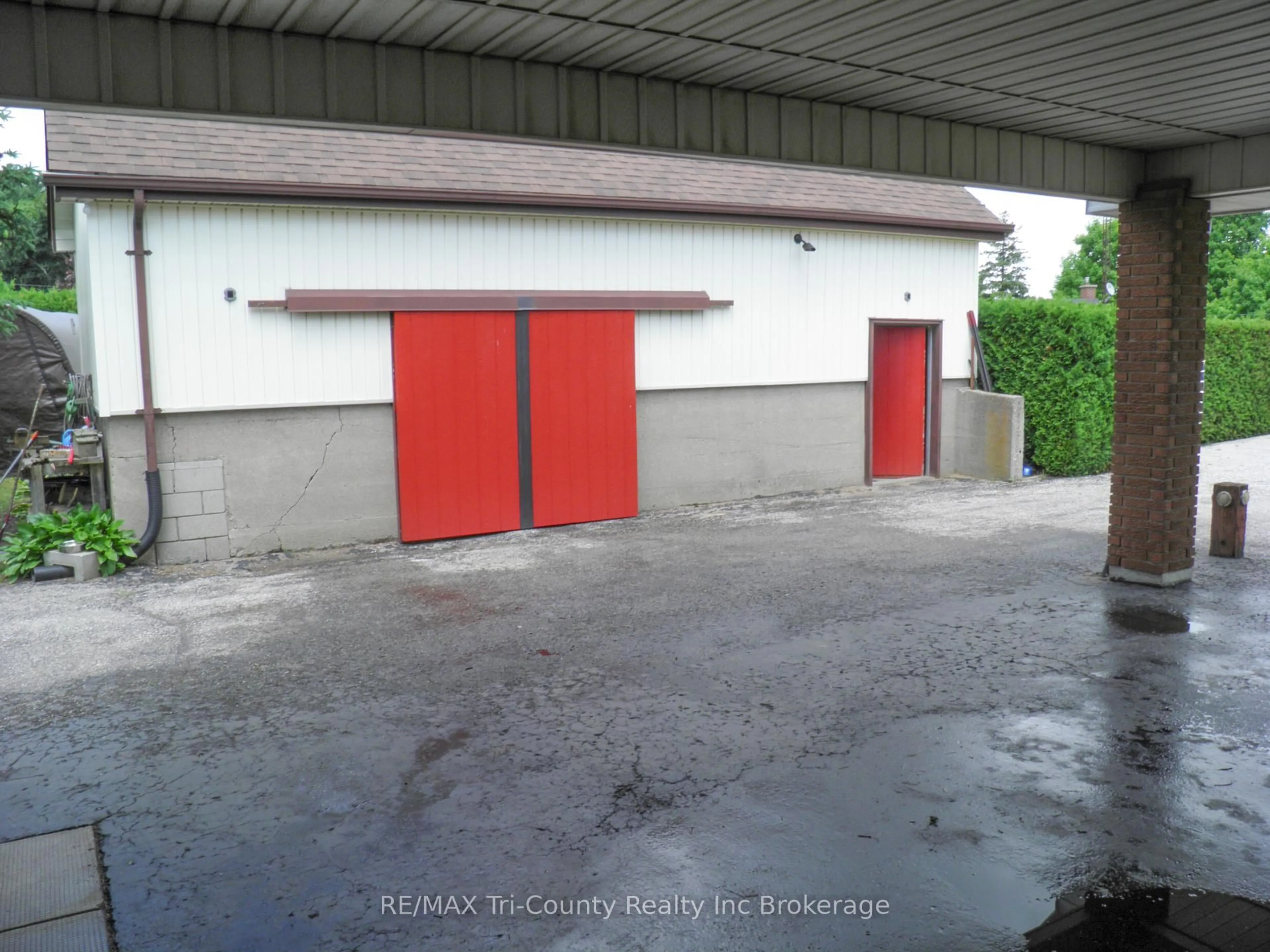 Indoor garage for 9113 PLANK Rd, Bayham Ontario N0J 1Y0