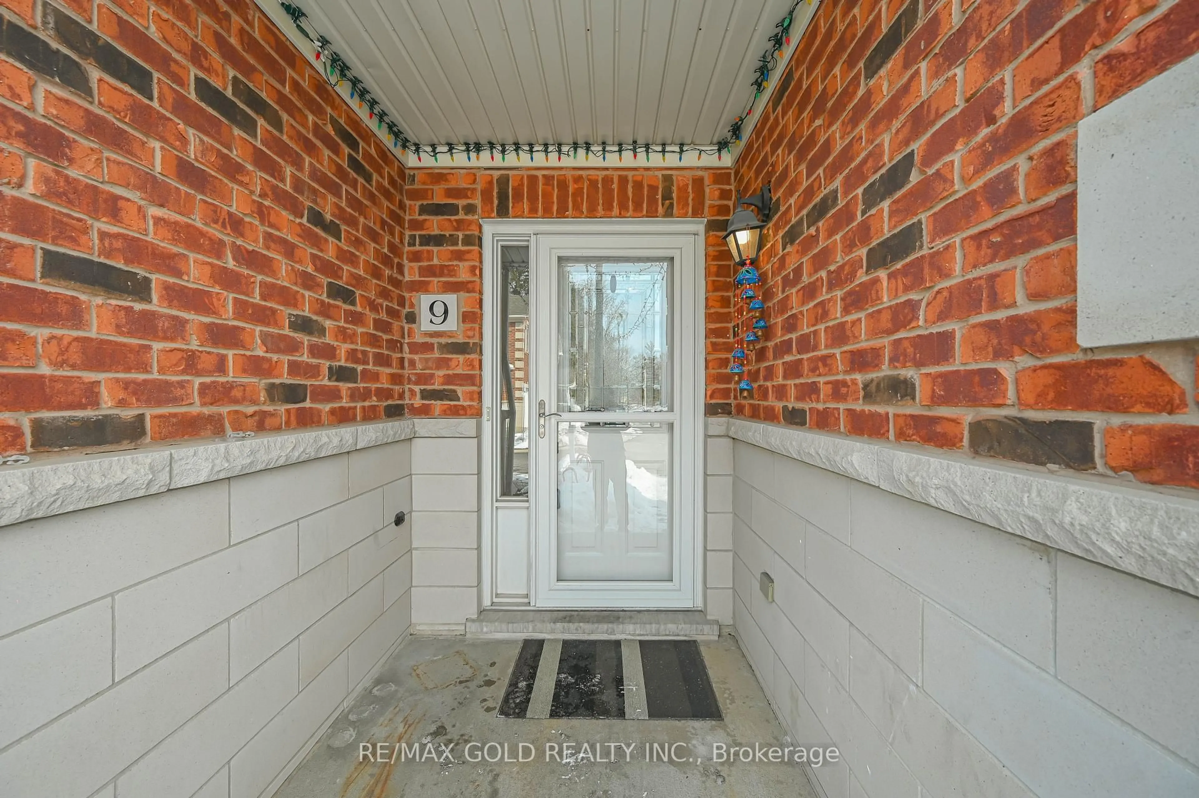 Indoor entryway for 81 Valridge Dr #9, Hamilton Ontario L9G 5B7