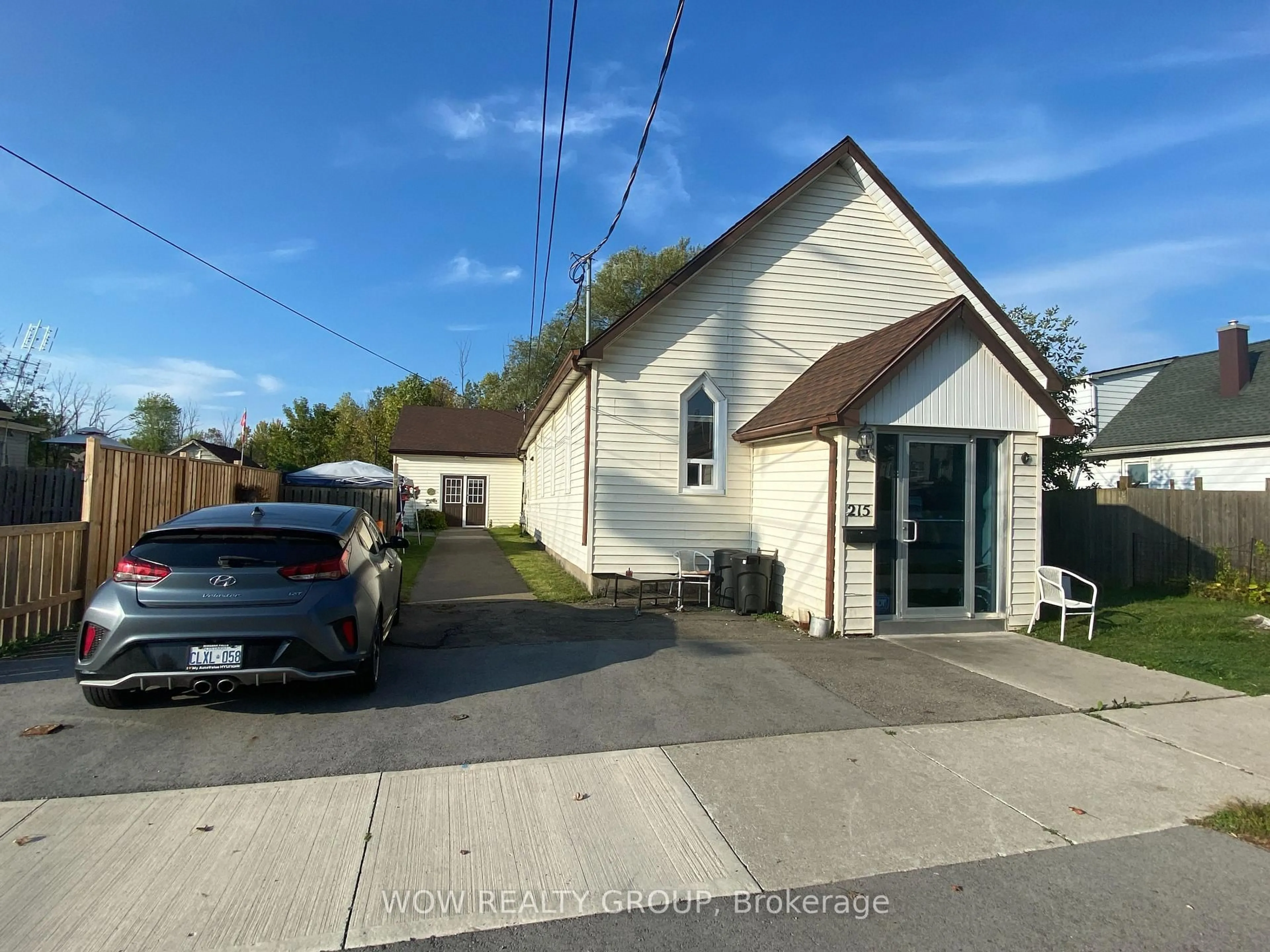 A pic from outside/outdoor area/front of a property/back of a property/a pic from drone, street for 215 Broadway Ave, Welland Ontario L3C 5L7