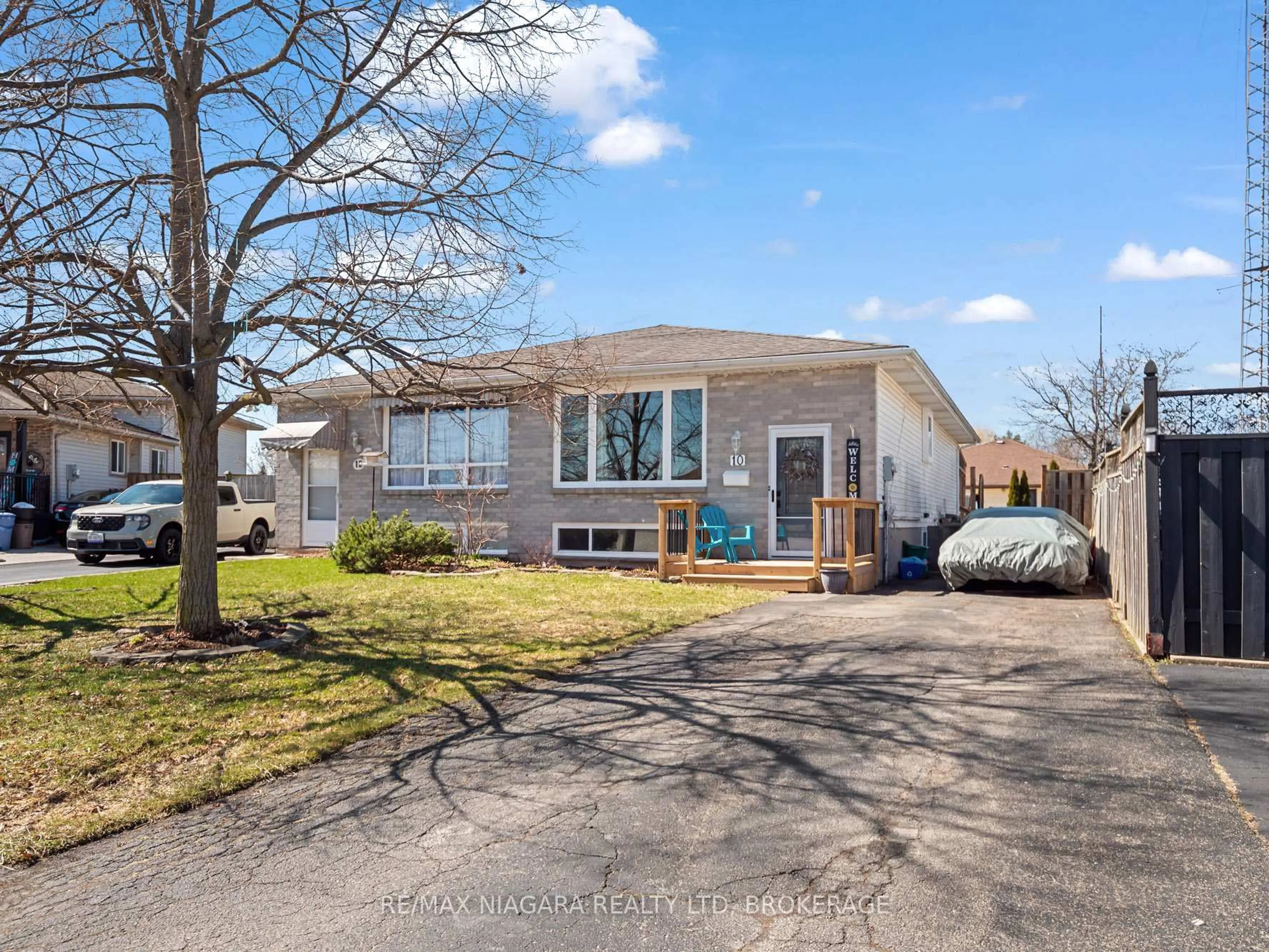 A pic from outside/outdoor area/front of a property/back of a property/a pic from drone, street for 10 Swayze Crt, Thorold Ontario L2V 4Y9