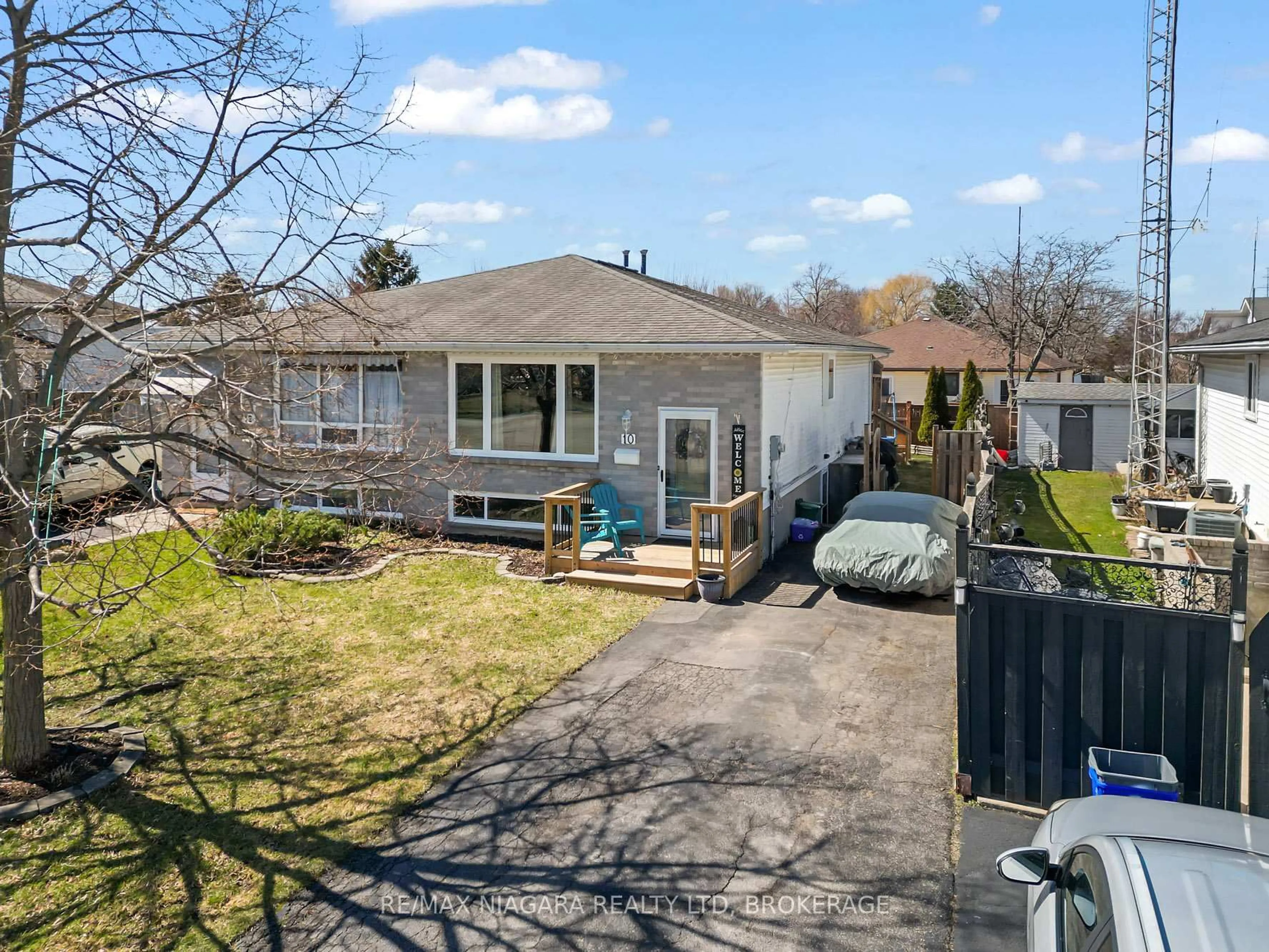 A pic from outside/outdoor area/front of a property/back of a property/a pic from drone, street for 10 Swayze Crt, Thorold Ontario L2V 4Y9