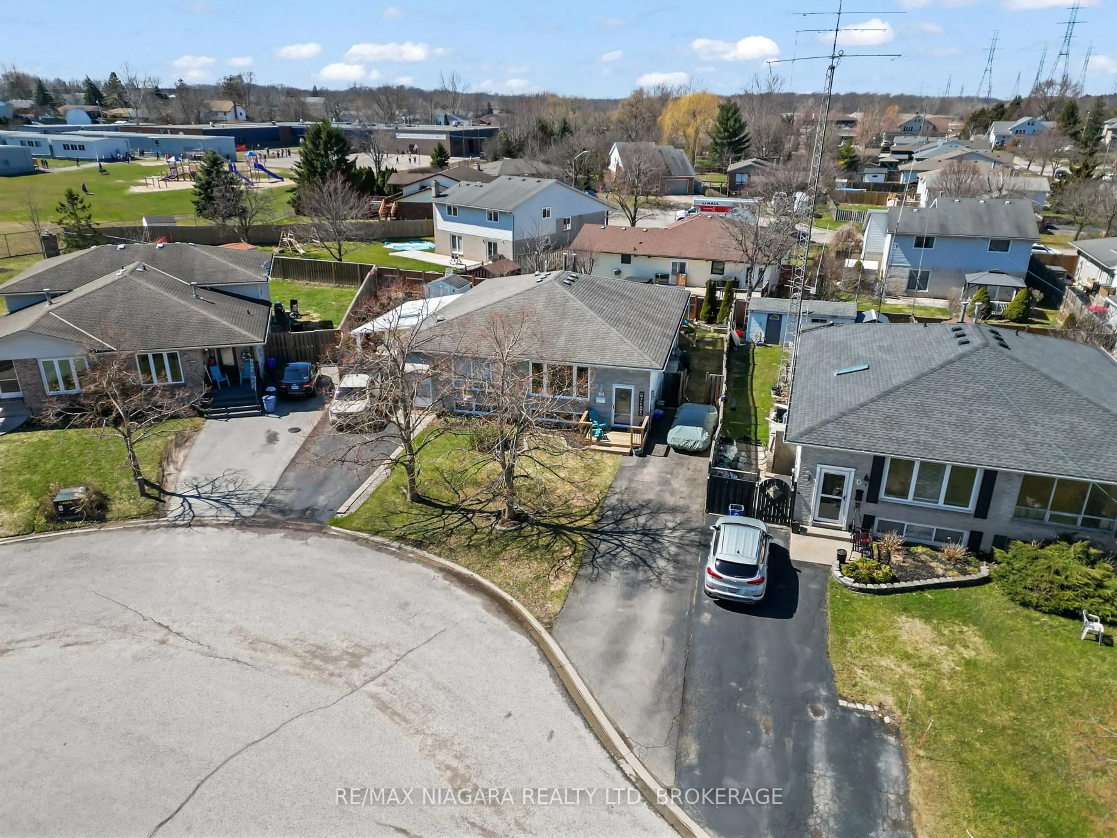 A pic from outside/outdoor area/front of a property/back of a property/a pic from drone, street for 10 Swayze Crt, Thorold Ontario L2V 4Y9