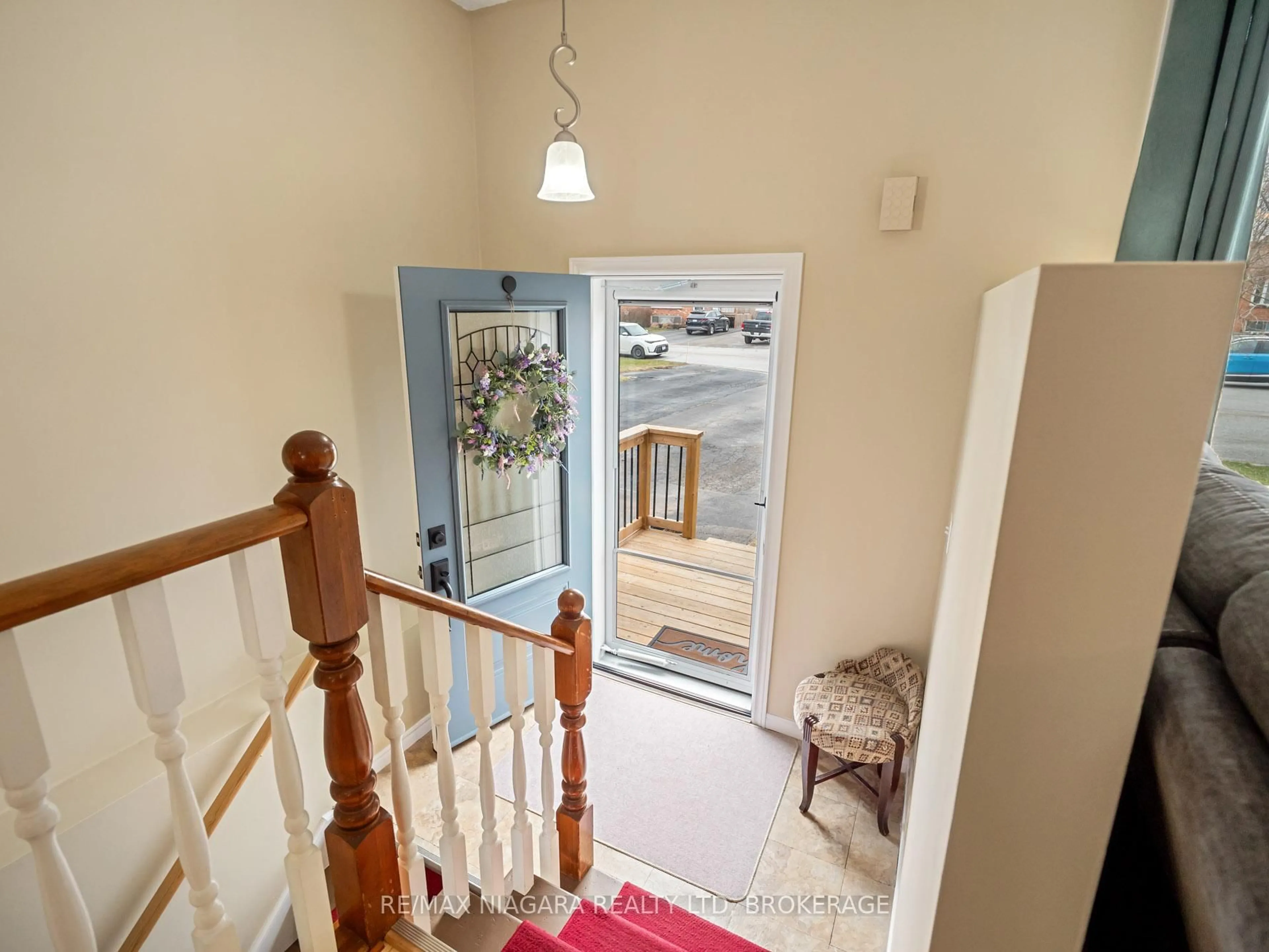Indoor foyer for 10 Swayze Crt, Thorold Ontario L2V 4Y9
