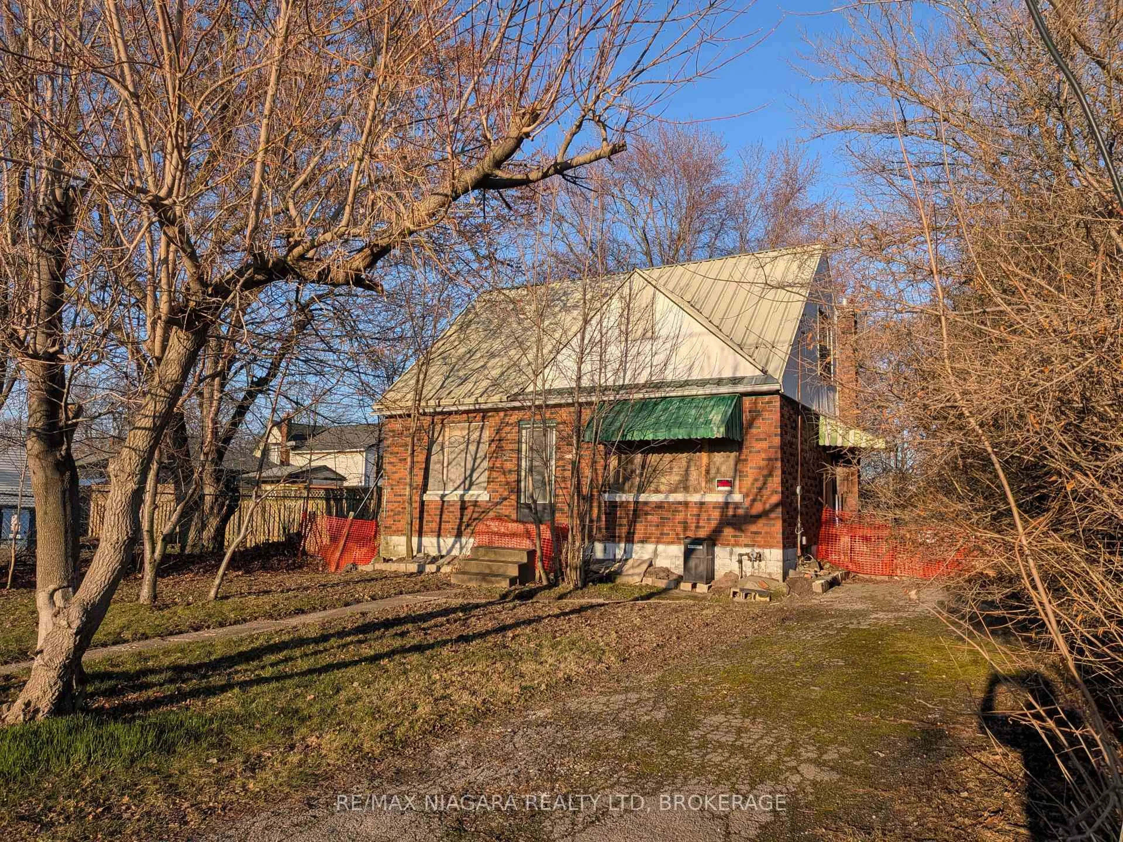 A pic from outside/outdoor area/front of a property/back of a property/a pic from drone, street for 2936 Dorchester Rd, Niagara Falls Ontario L2J 2Z5