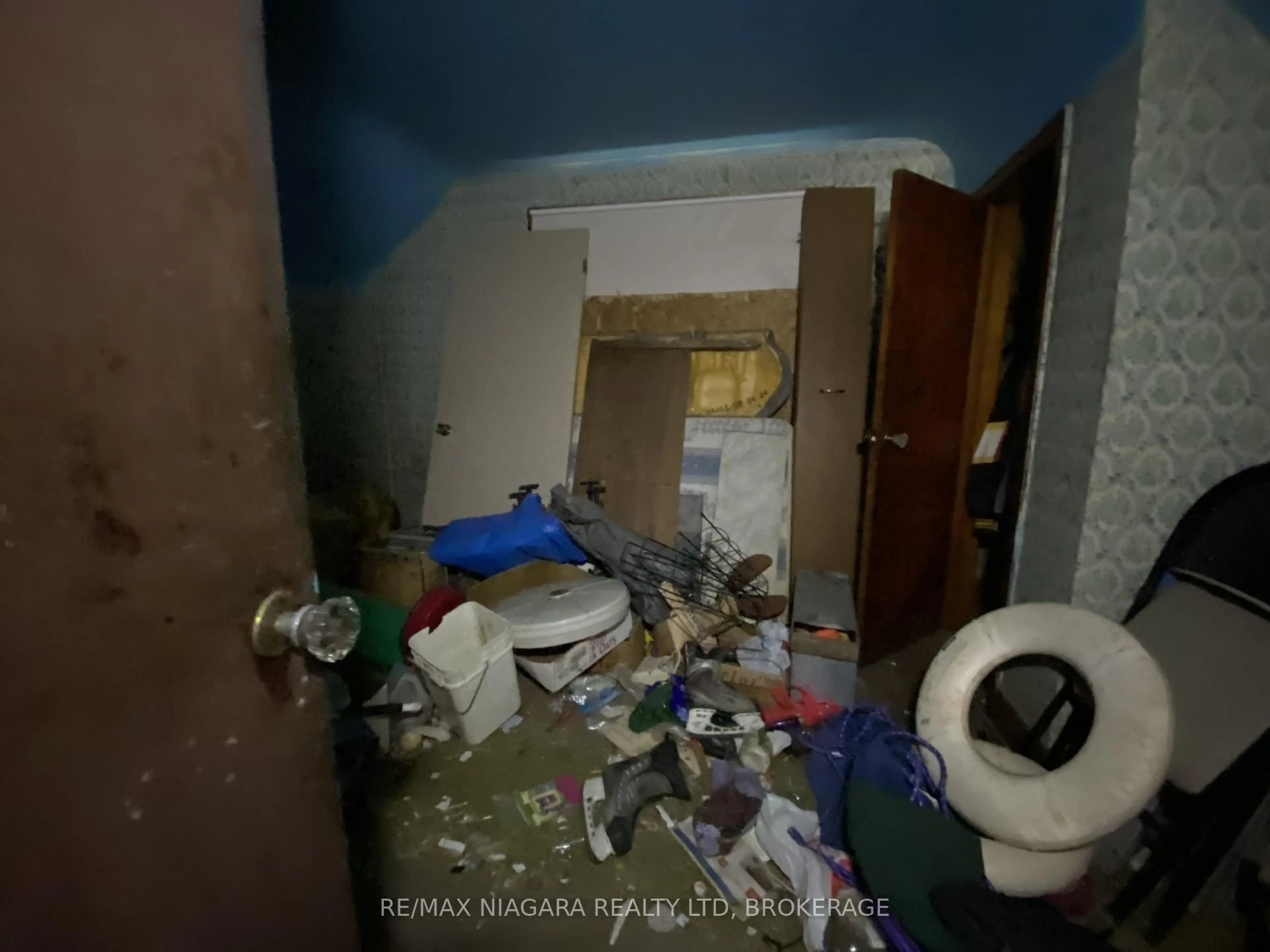 A pic of a room for 2936 Dorchester Rd, Niagara Falls Ontario L2J 2Z5