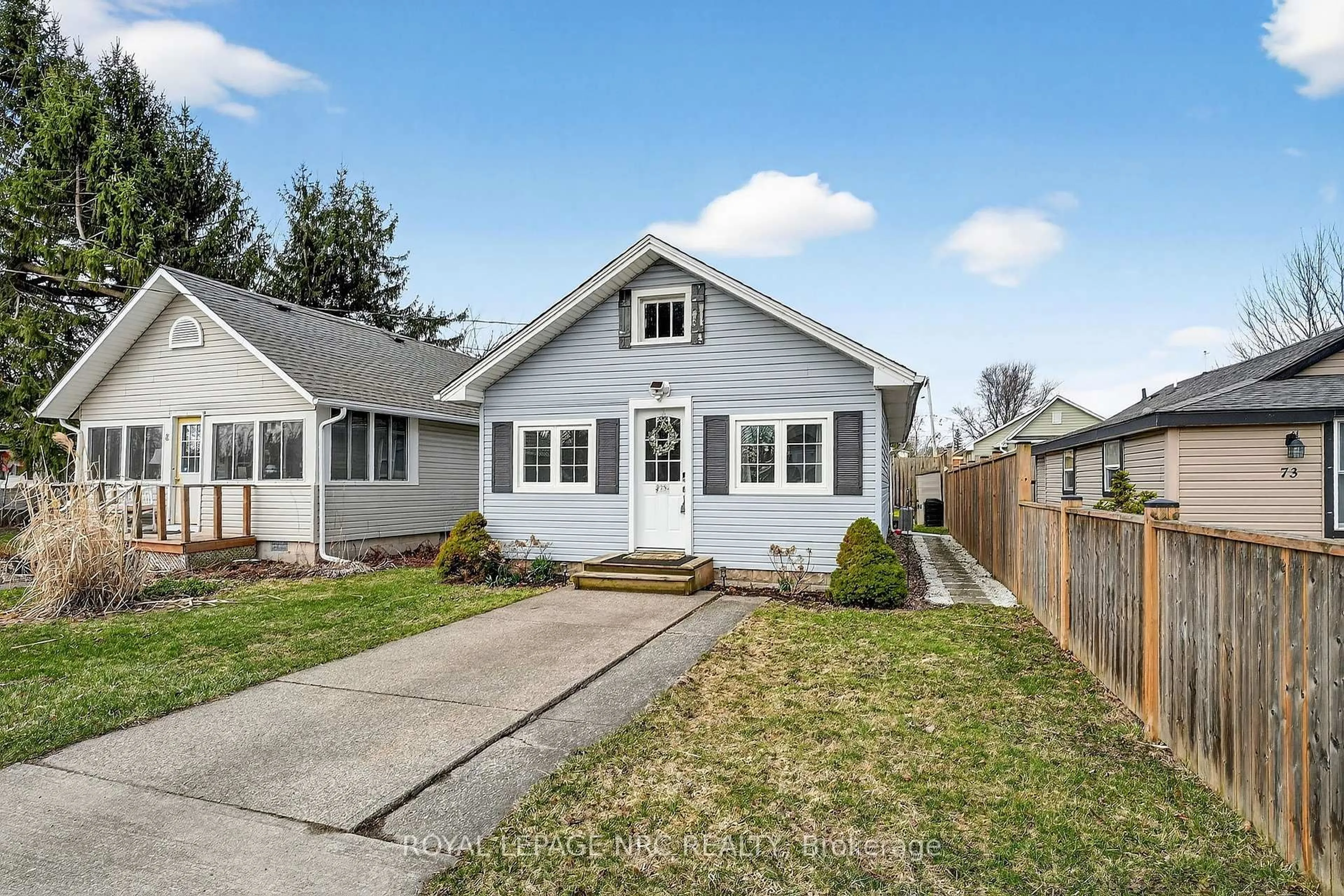 Home with vinyl exterior material, street for 75 Cambridge Rd, Fort Erie Ontario L0S 1B0