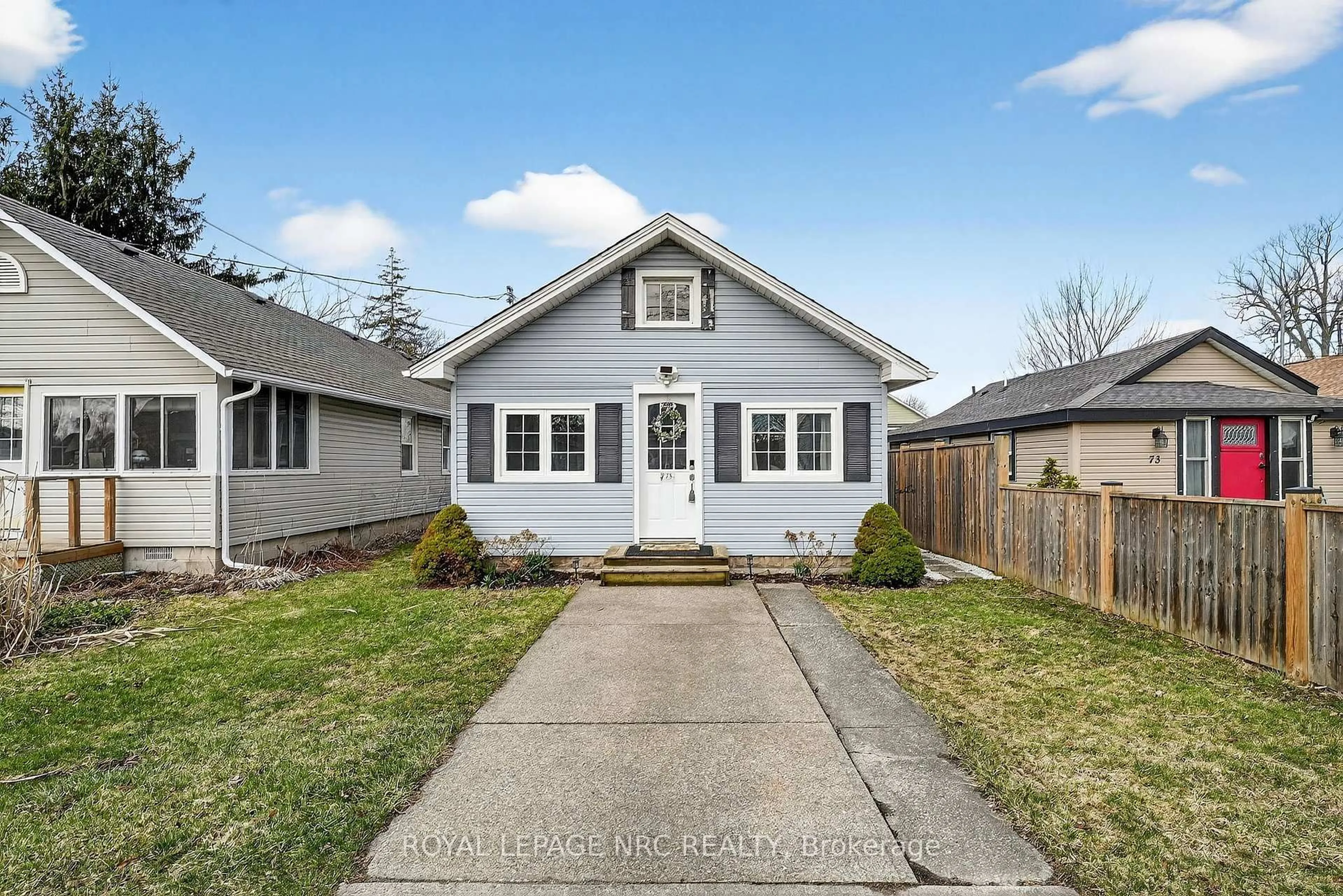 Home with vinyl exterior material, street for 75 Cambridge Rd, Fort Erie Ontario L0S 1B0