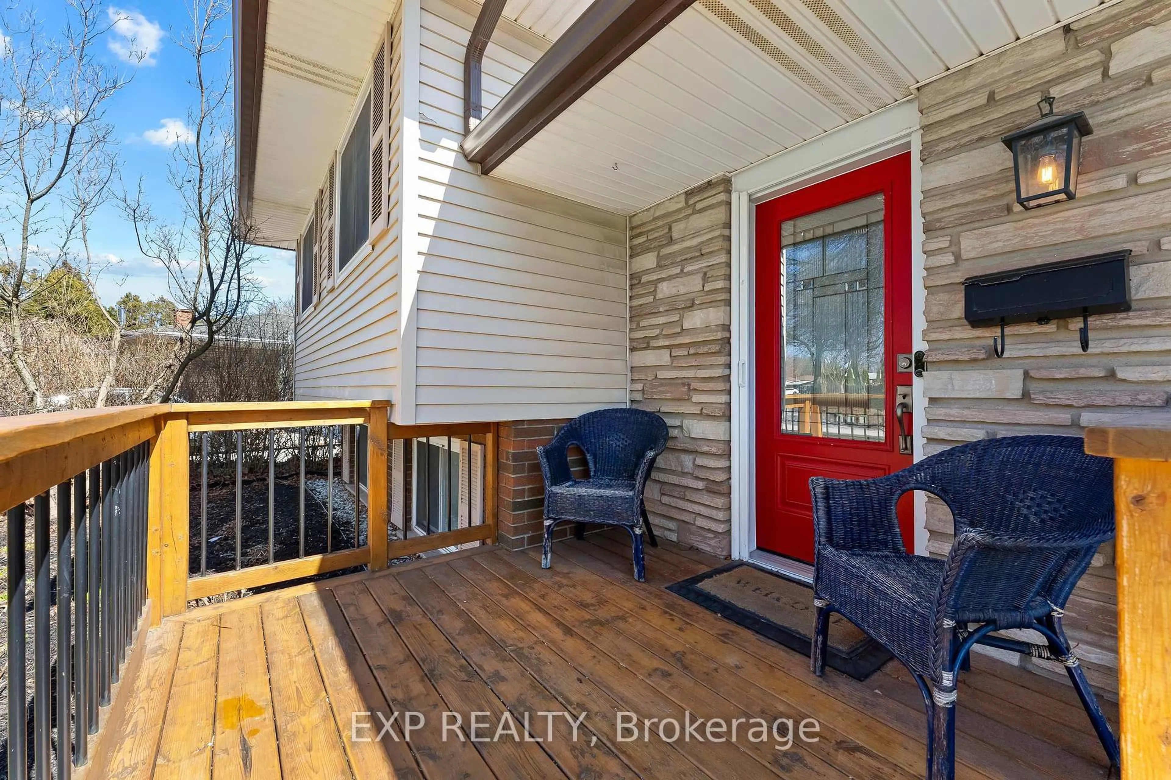 Indoor entryway for 6288 Carolyn Ave, Niagara Falls Ontario L2E 5H5