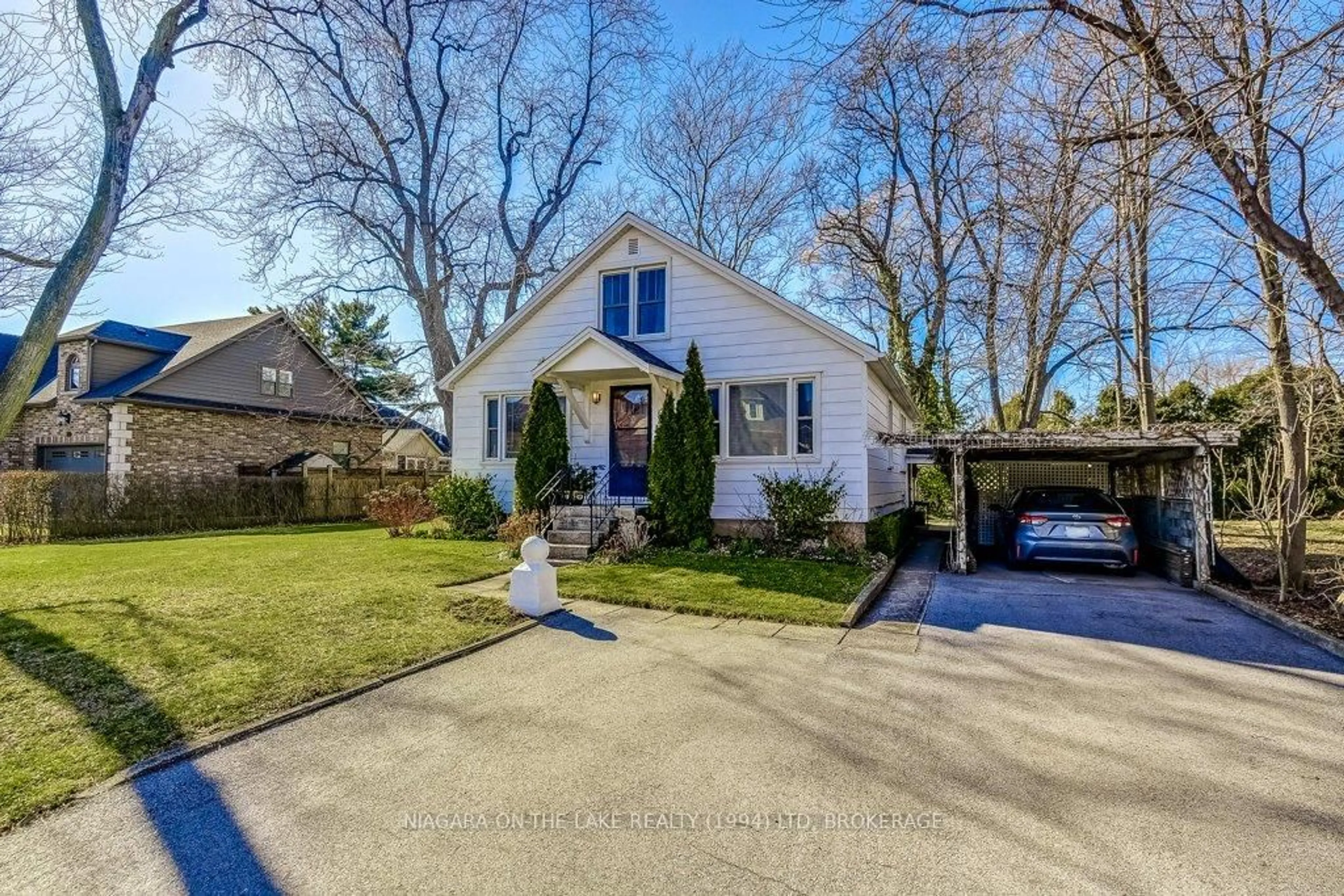 A pic from outside/outdoor area/front of a property/back of a property/a pic from drone, street for 525 Gate St, Niagara-on-the-Lake Ontario L0S 1J0