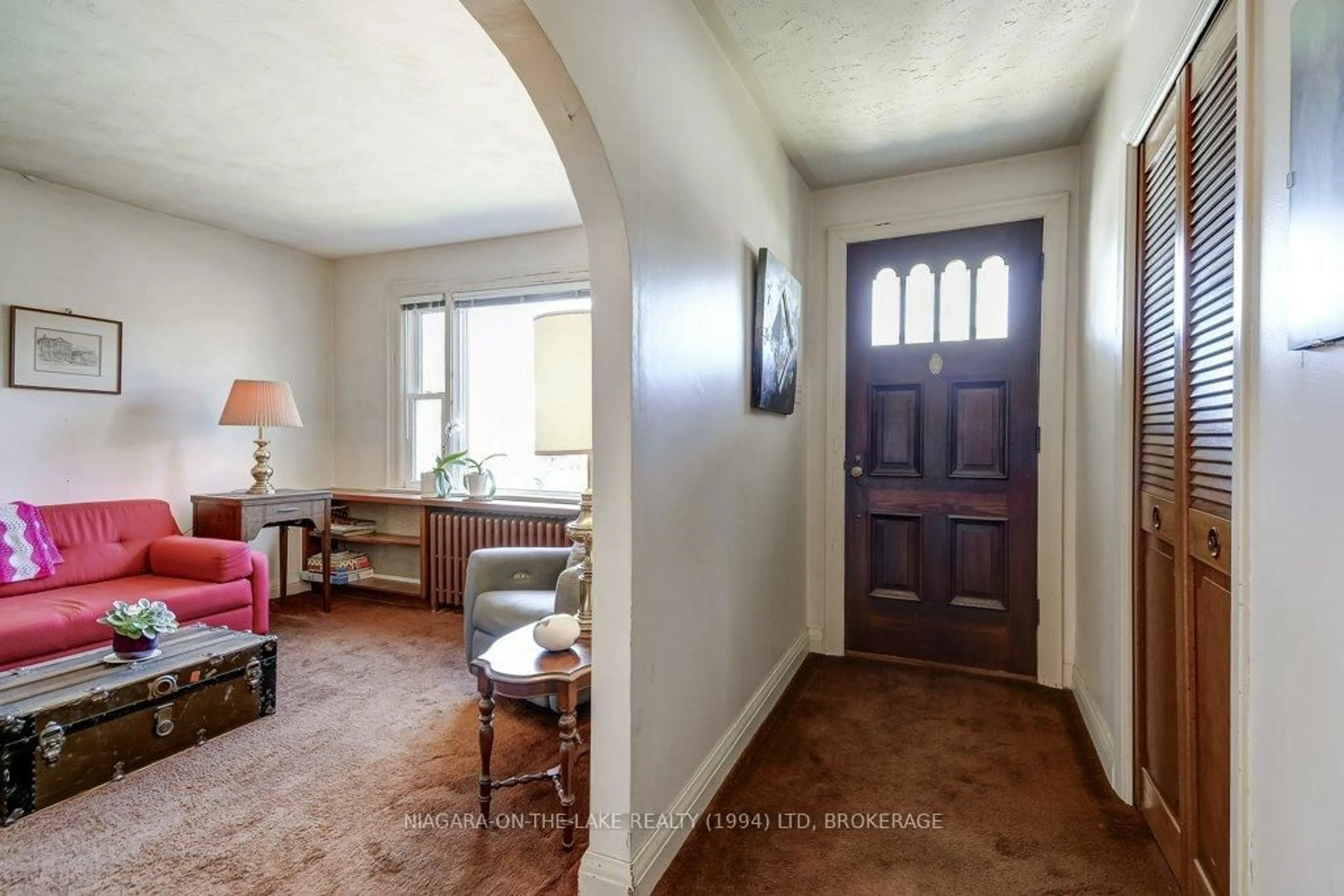 Indoor entryway for 525 Gate St, Niagara-on-the-Lake Ontario L0S 1J0