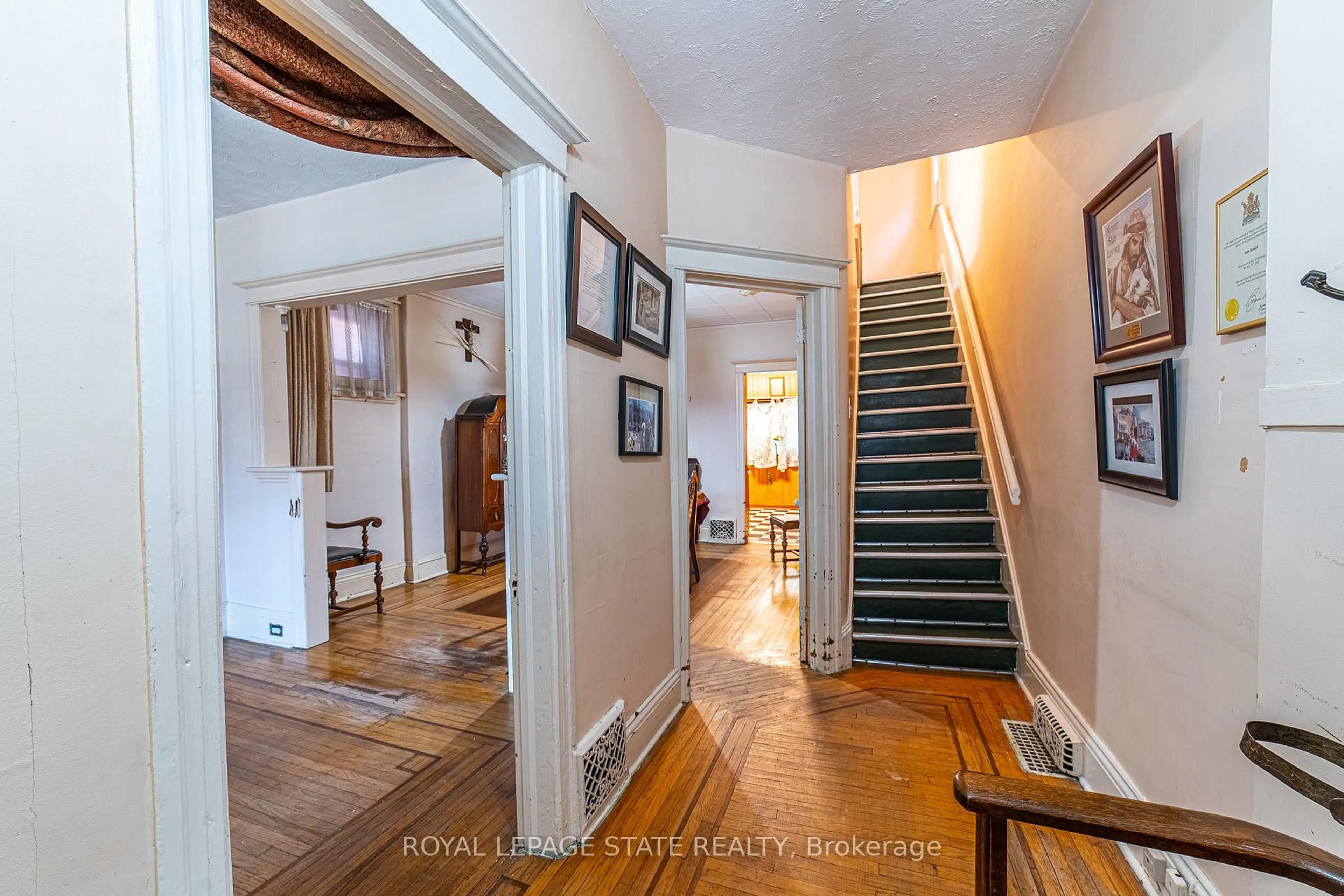 Indoor foyer for 35 Sherman Ave, Hamilton Ontario L8L 6L9