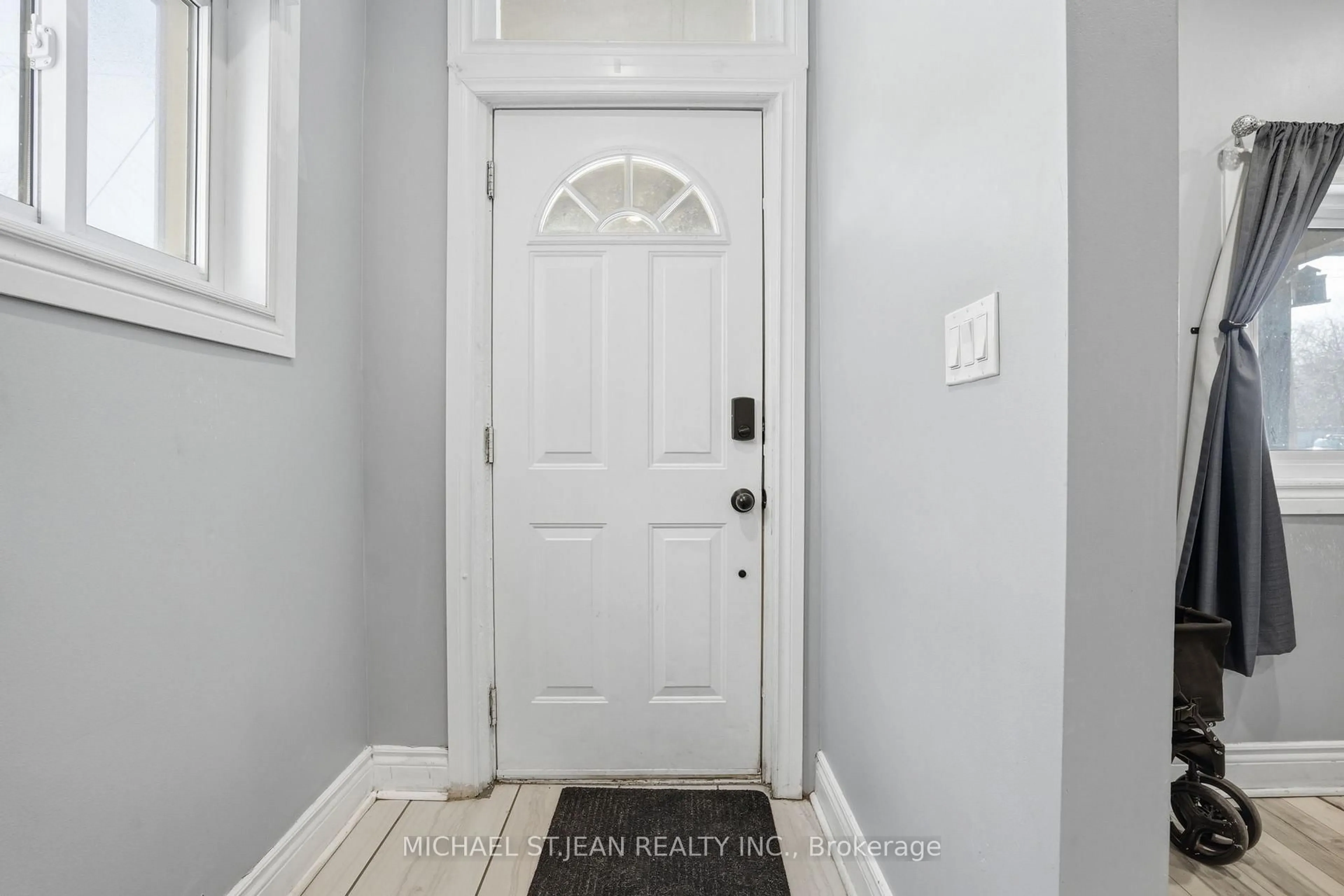 Indoor entryway for 75 Niagara St, Hamilton Ontario L8L 6A4