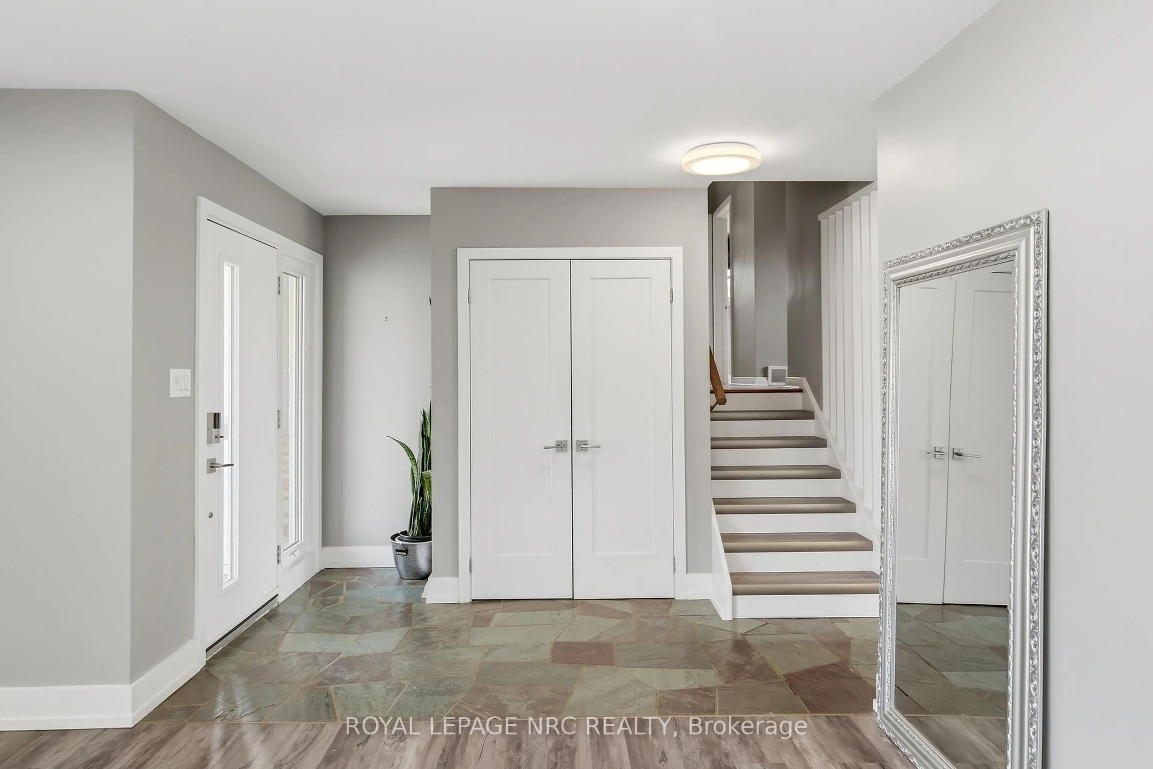 Indoor entryway for 20 Colbeck Dr, Welland Ontario L3C 5B5