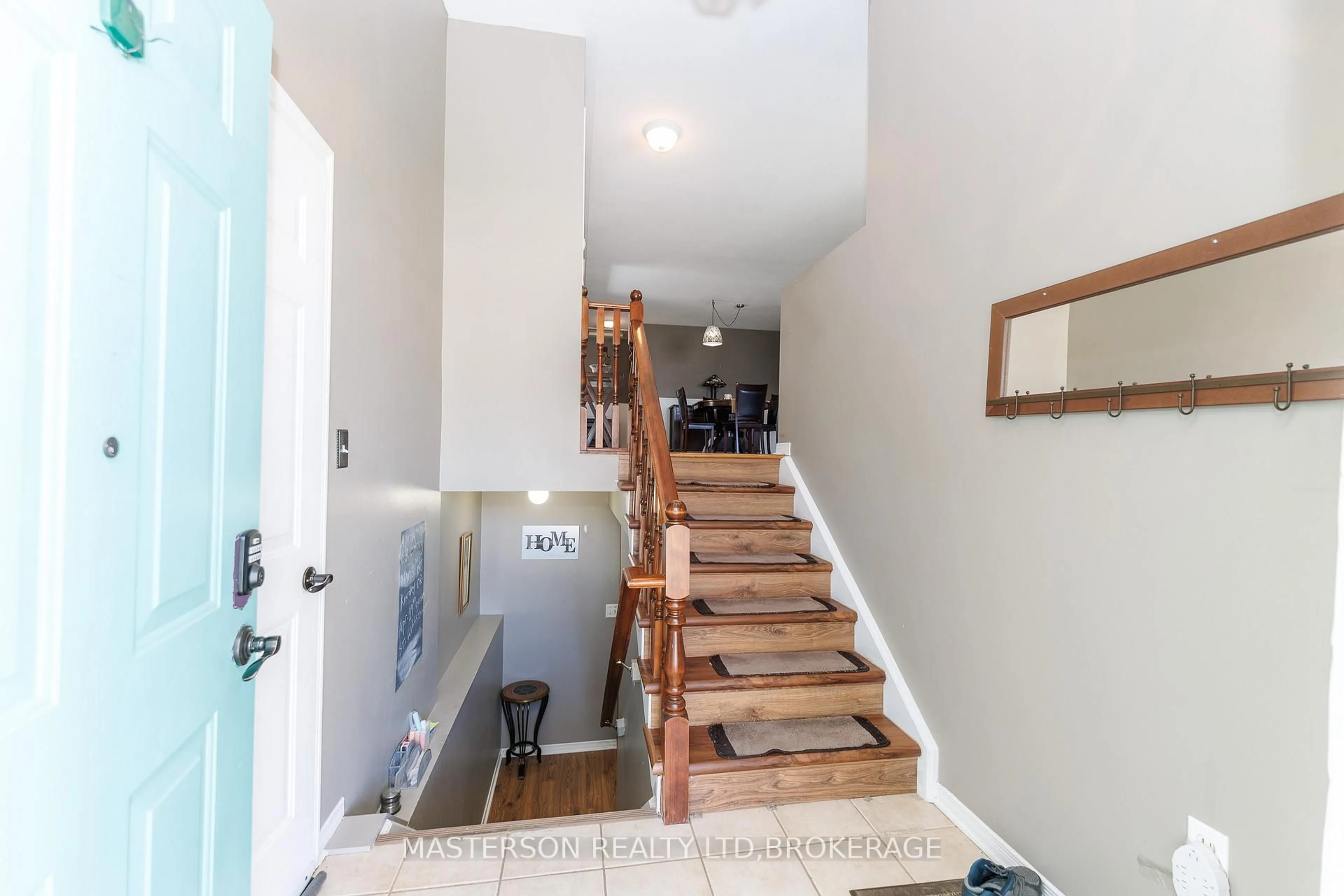 Indoor entryway for 17 Lorne St, St. Catharines Ontario L2P 3C6