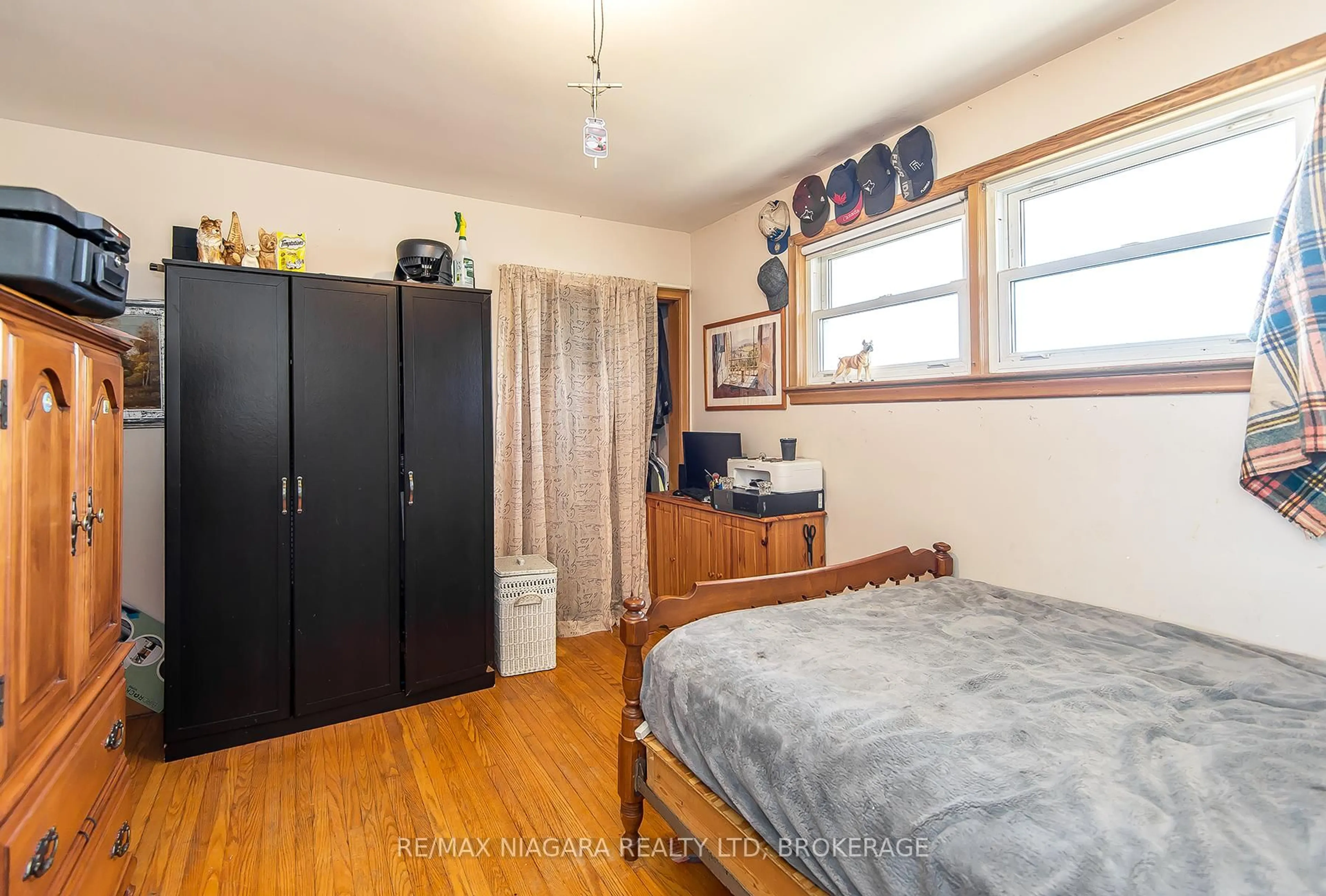 Bedroom with bed, unknown for 88 Golden Blvd, Welland Ontario L3B 1H7