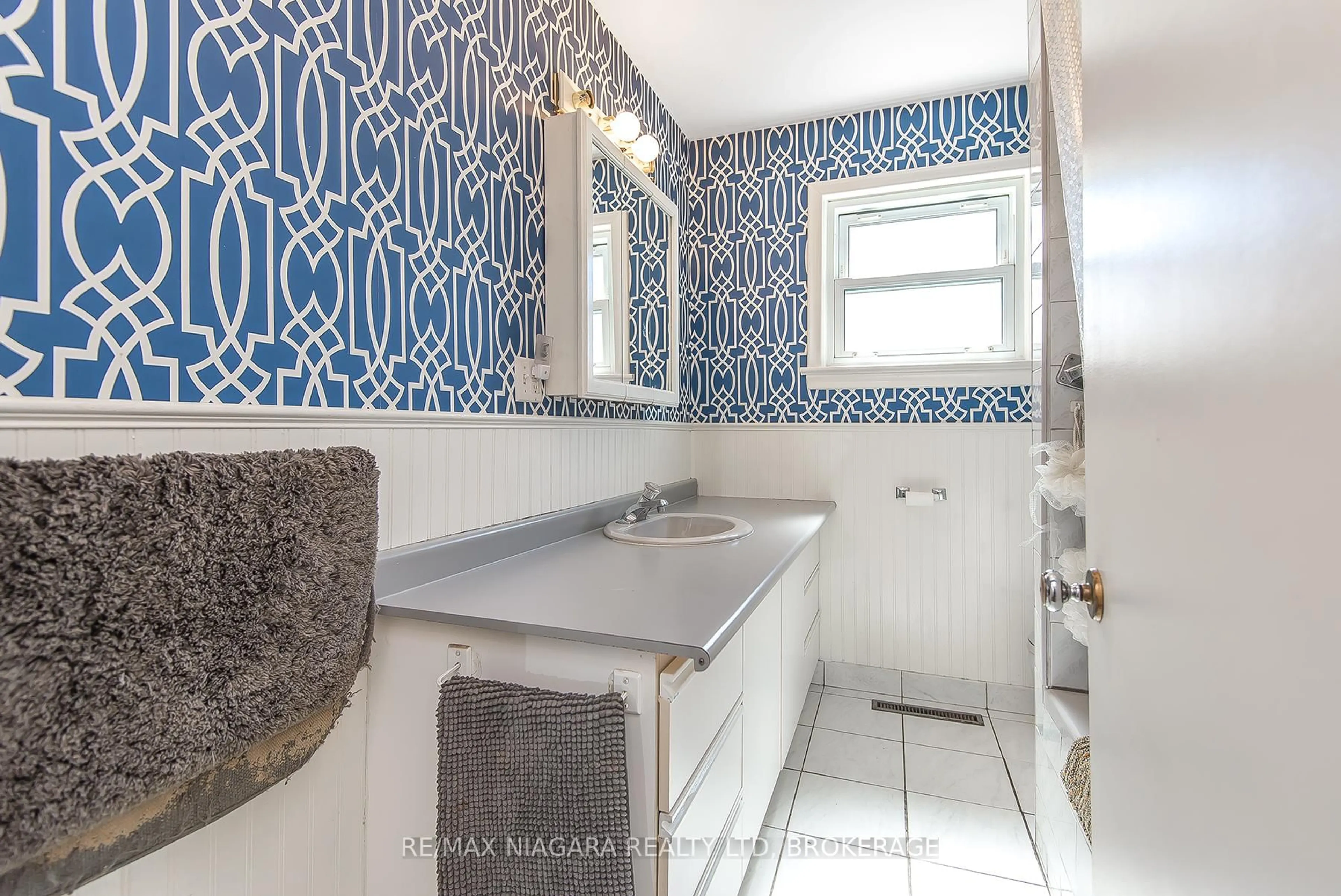 Contemporary bathroom, ceramic/tile floor for 88 Golden Blvd, Welland Ontario L3B 1H7