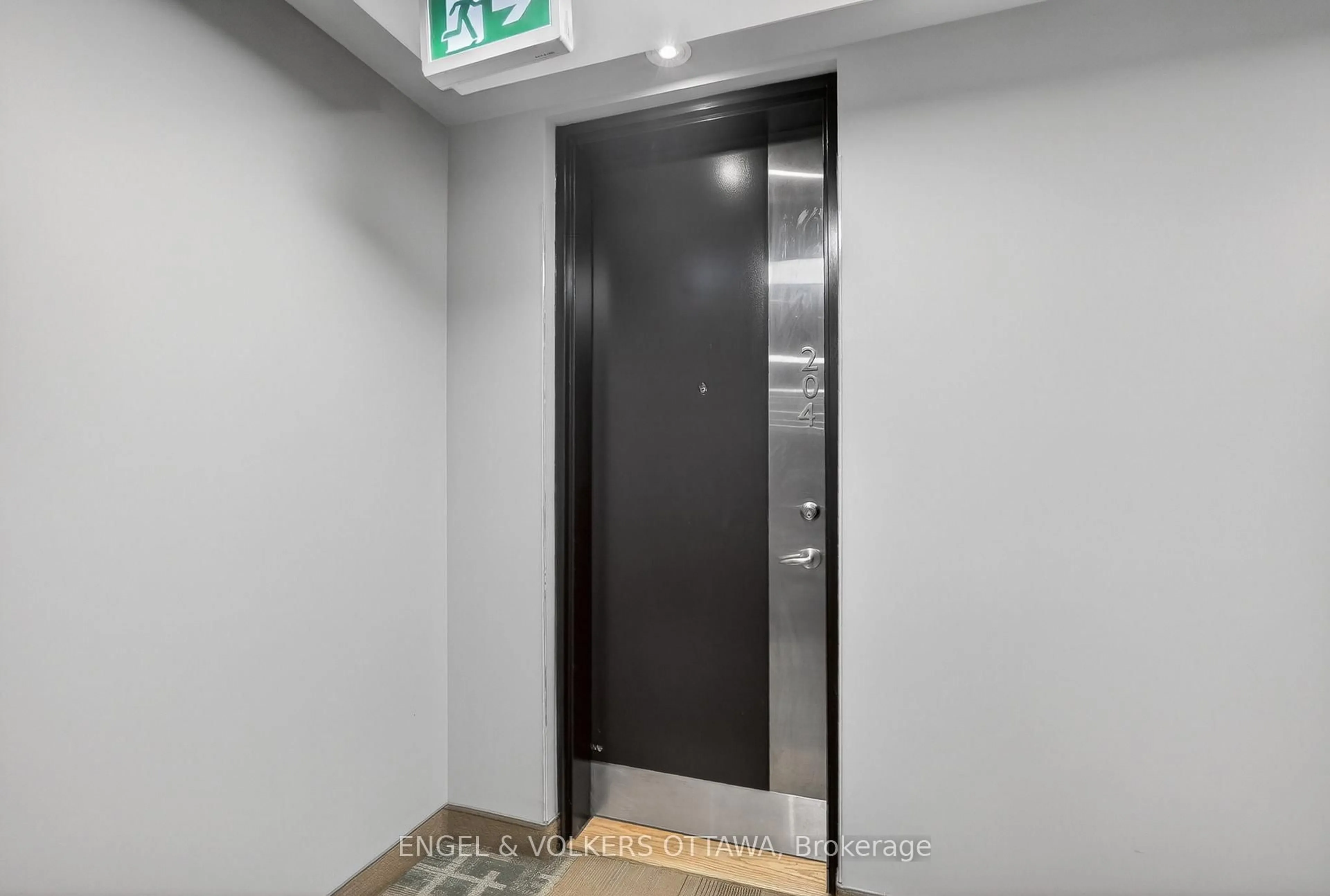 Indoor foyer for 323 Winona Ave #204, Ottawa Ontario K1Z 5H3