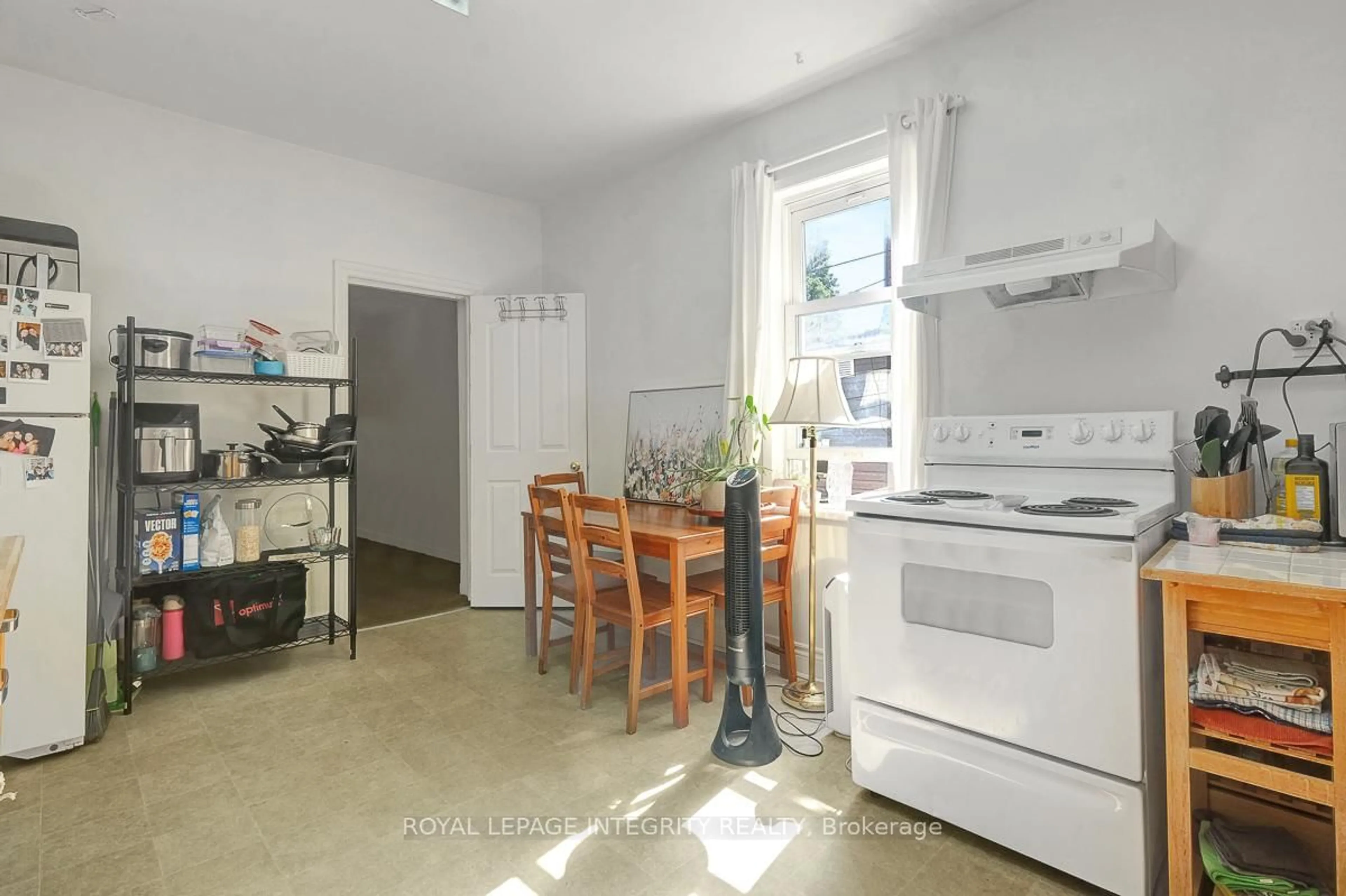 Standard kitchen, unknown for 199 Henderson Ave, Ottawa Ontario K1N 7P7