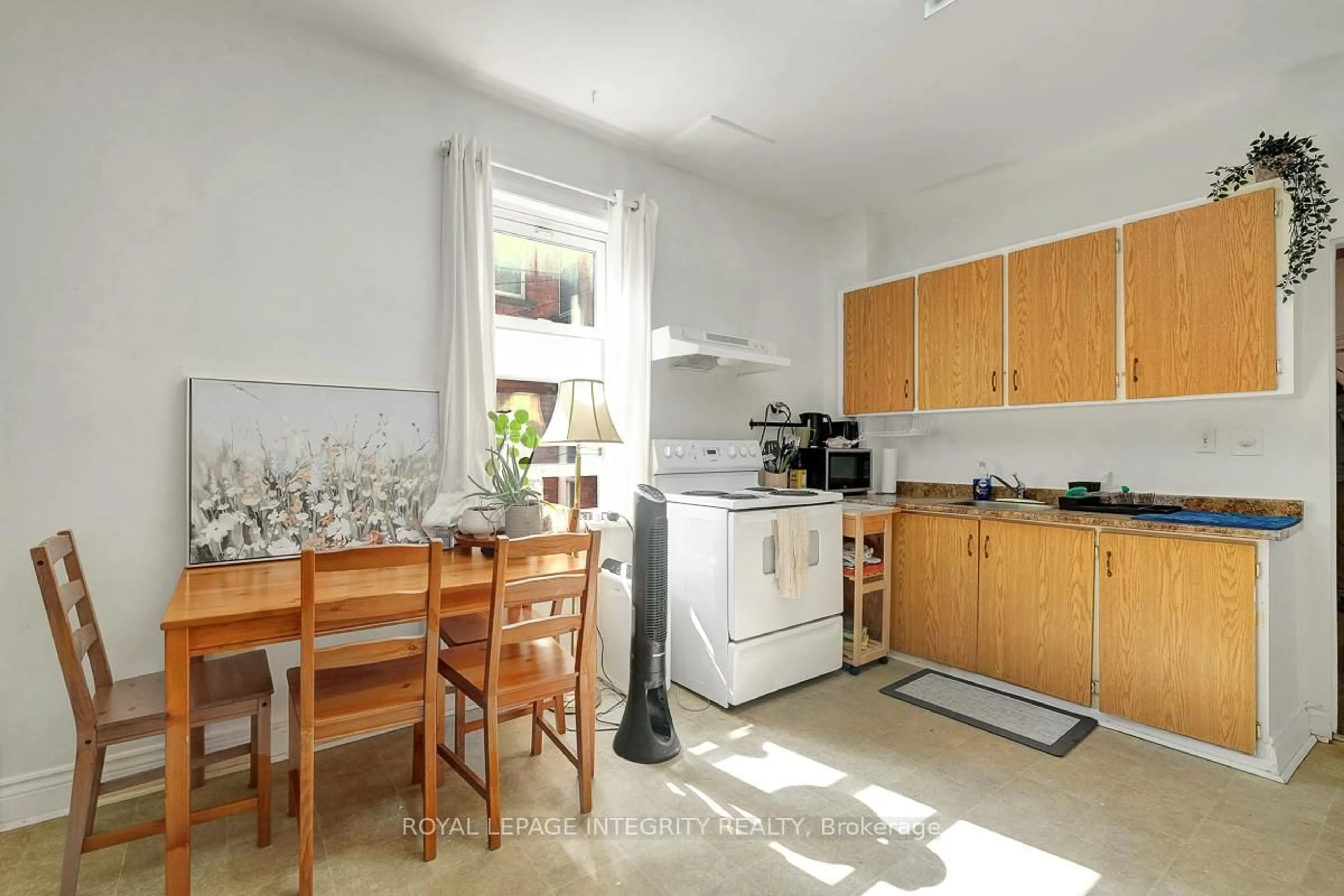 Standard kitchen, unknown for 199 Henderson Ave, Ottawa Ontario K1N 7P7