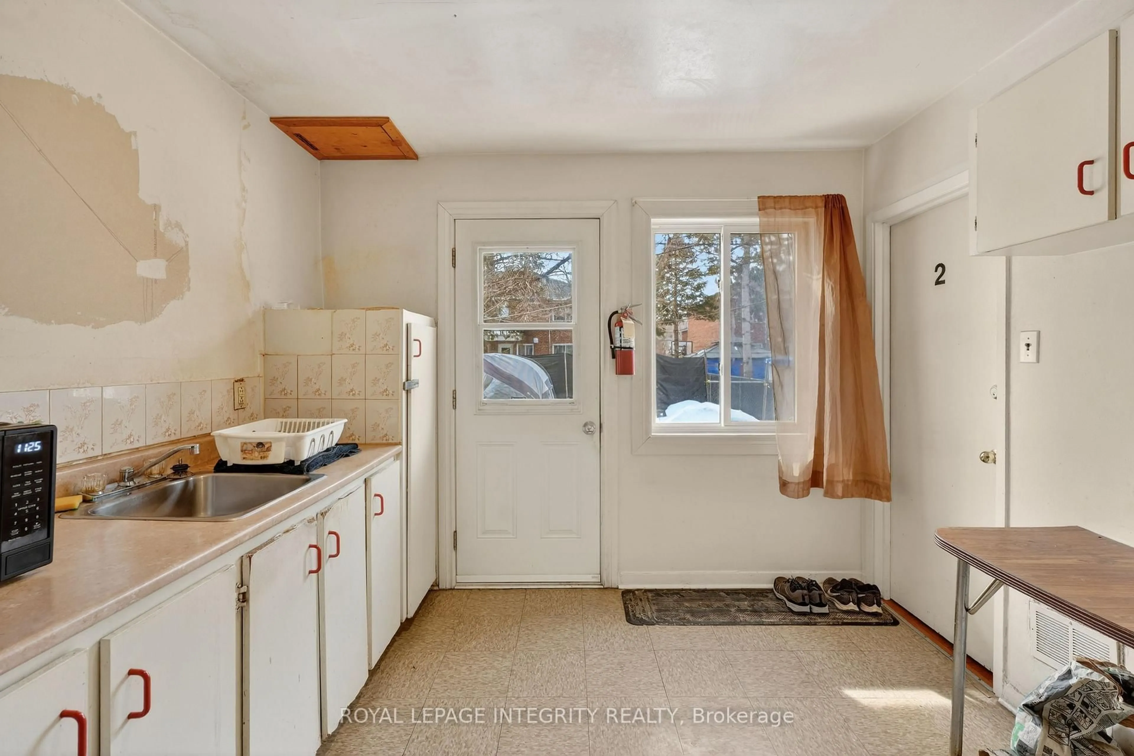 Indoor entryway for 322-324 Queen Mary St, Ottawa Ontario K1K 1W9