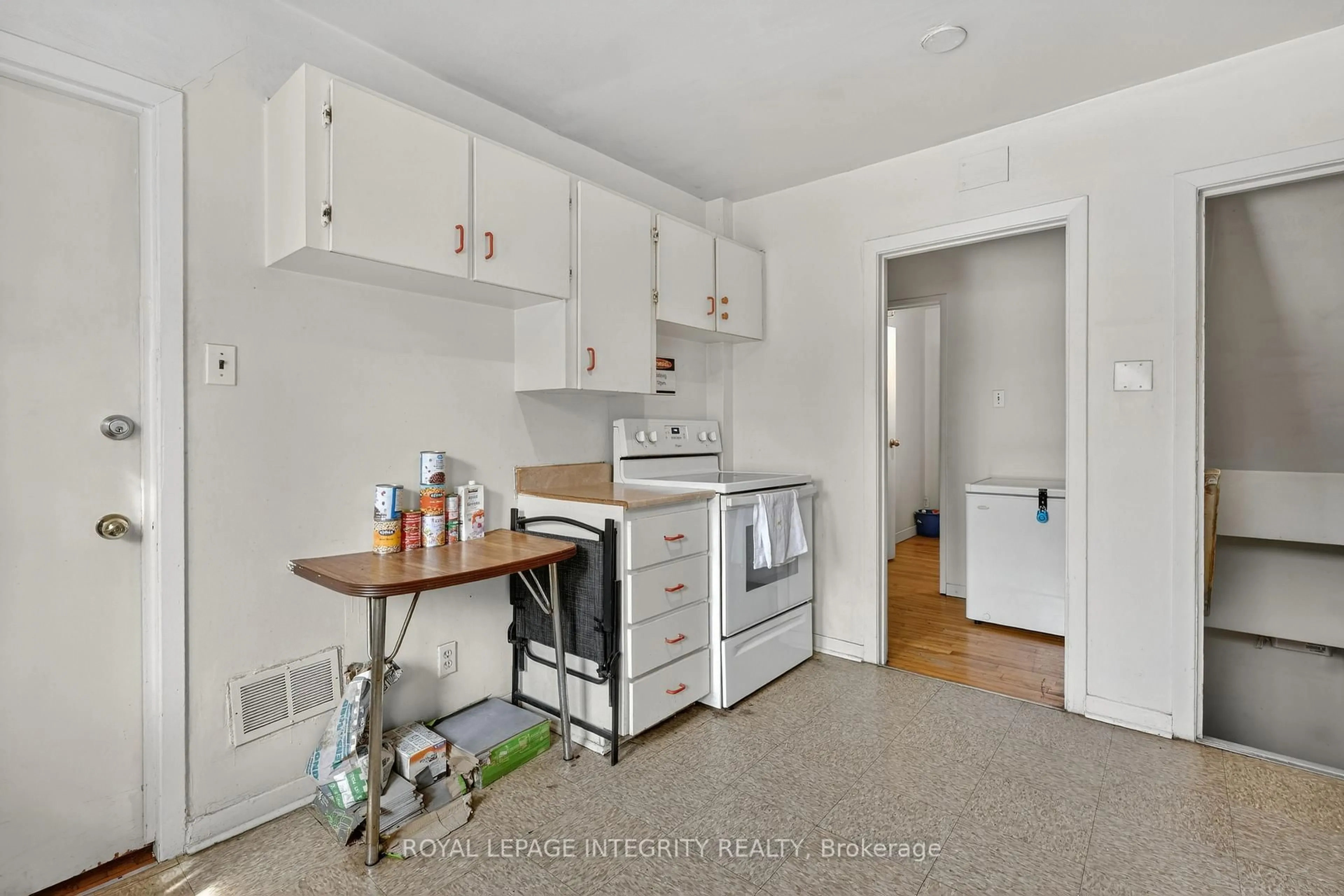 Standard kitchen, unknown for 322-324 Queen Mary St, Ottawa Ontario K1K 1W9