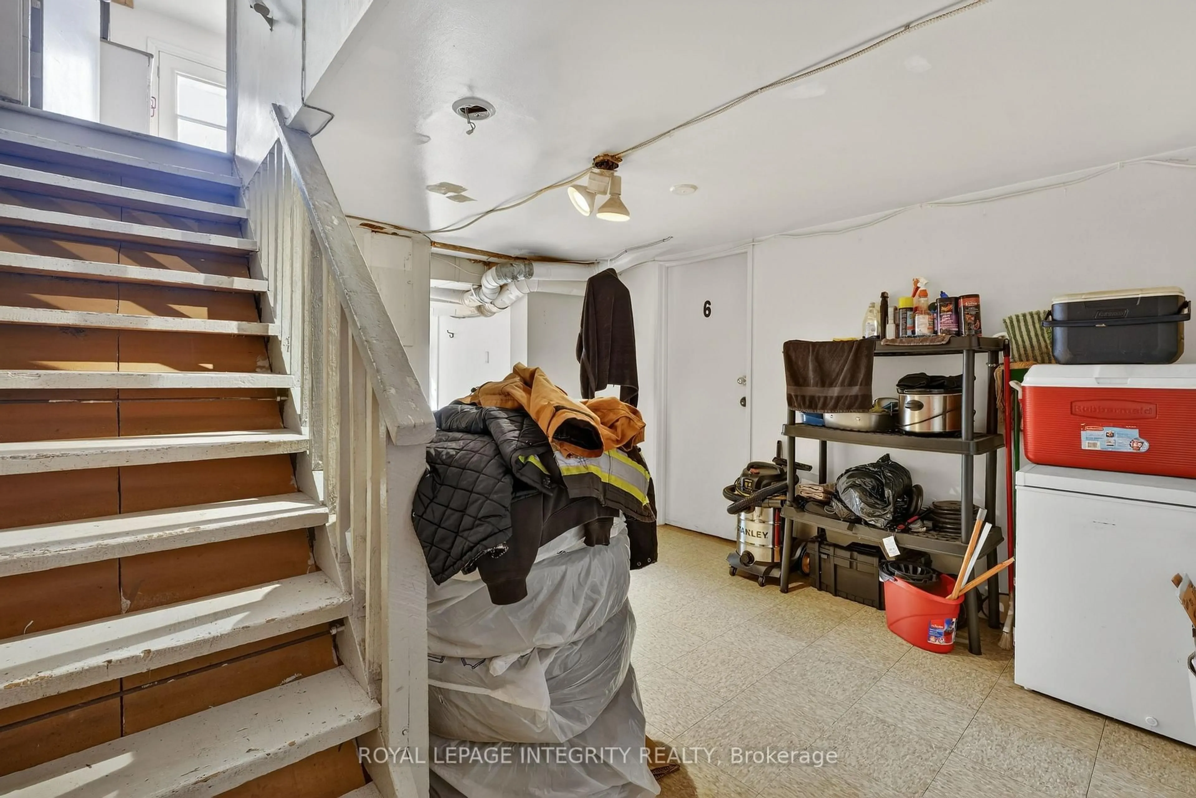 Unknown for 322-324 Queen Mary St, Ottawa Ontario K1K 1W9