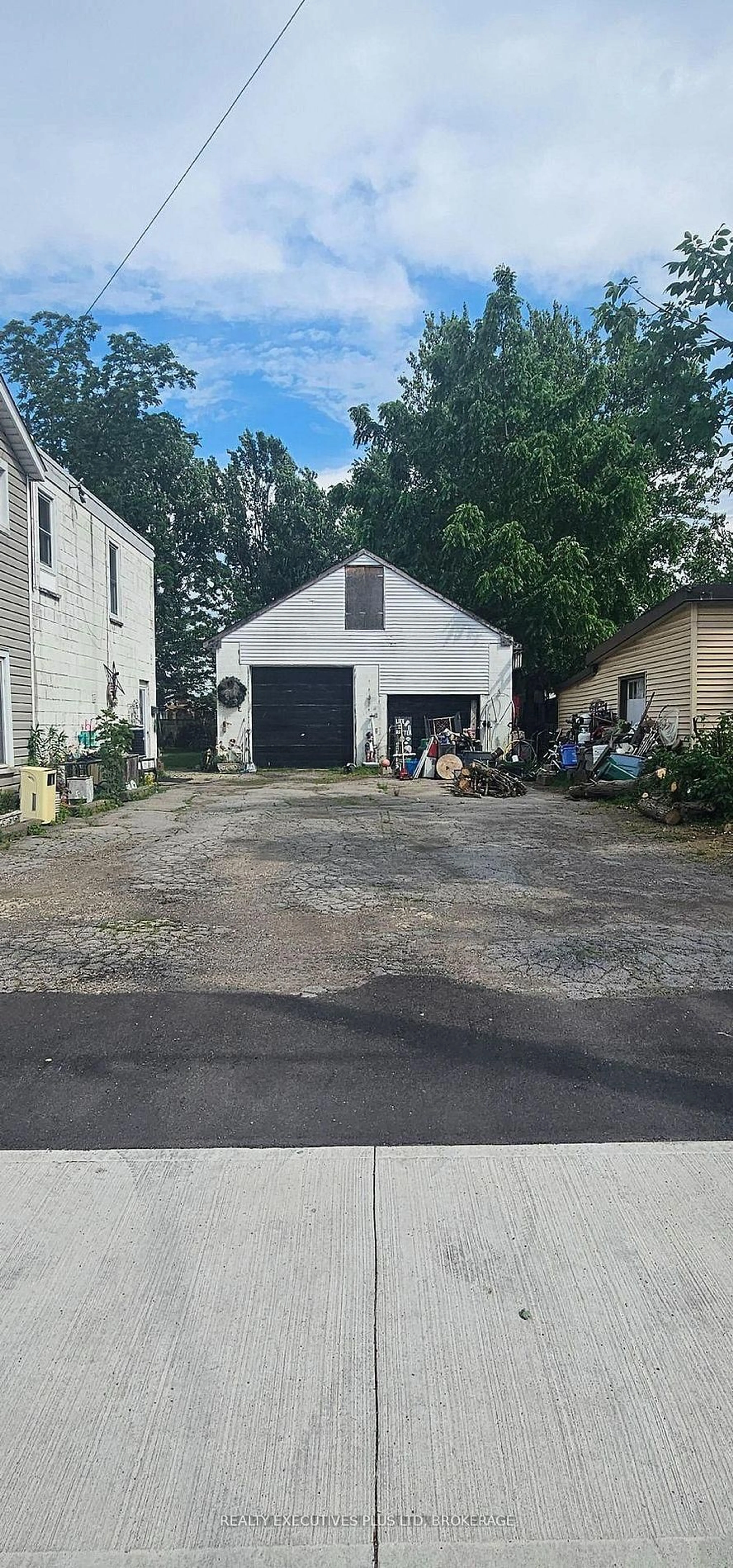 Indoor garage for 4020 Main St, Niagara Falls Ontario L2G 6B8