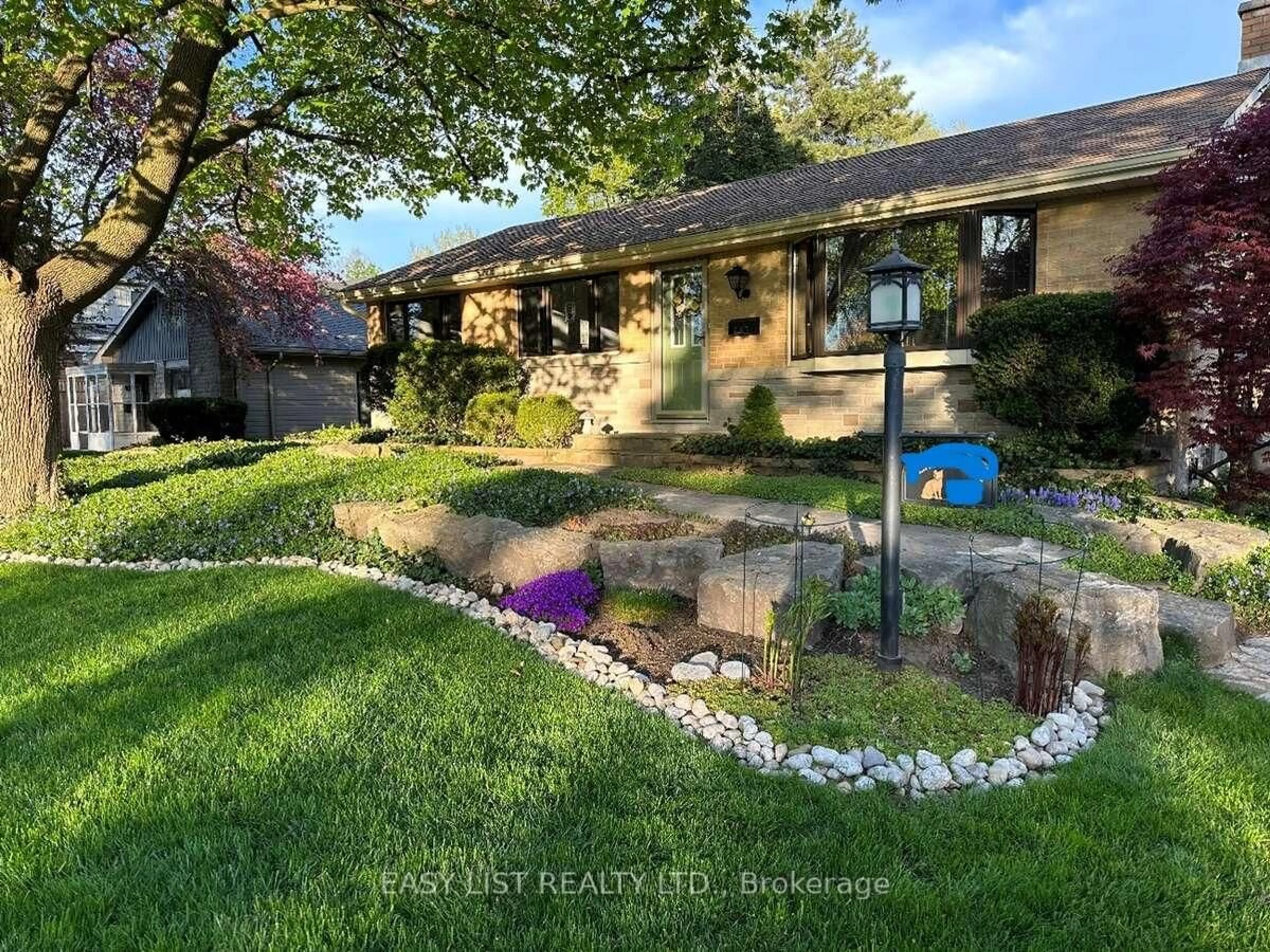 A pic from outside/outdoor area/front of a property/back of a property/a pic from drone, unknown for 92 Dean Ave, Guelph Ontario N1G 1L6