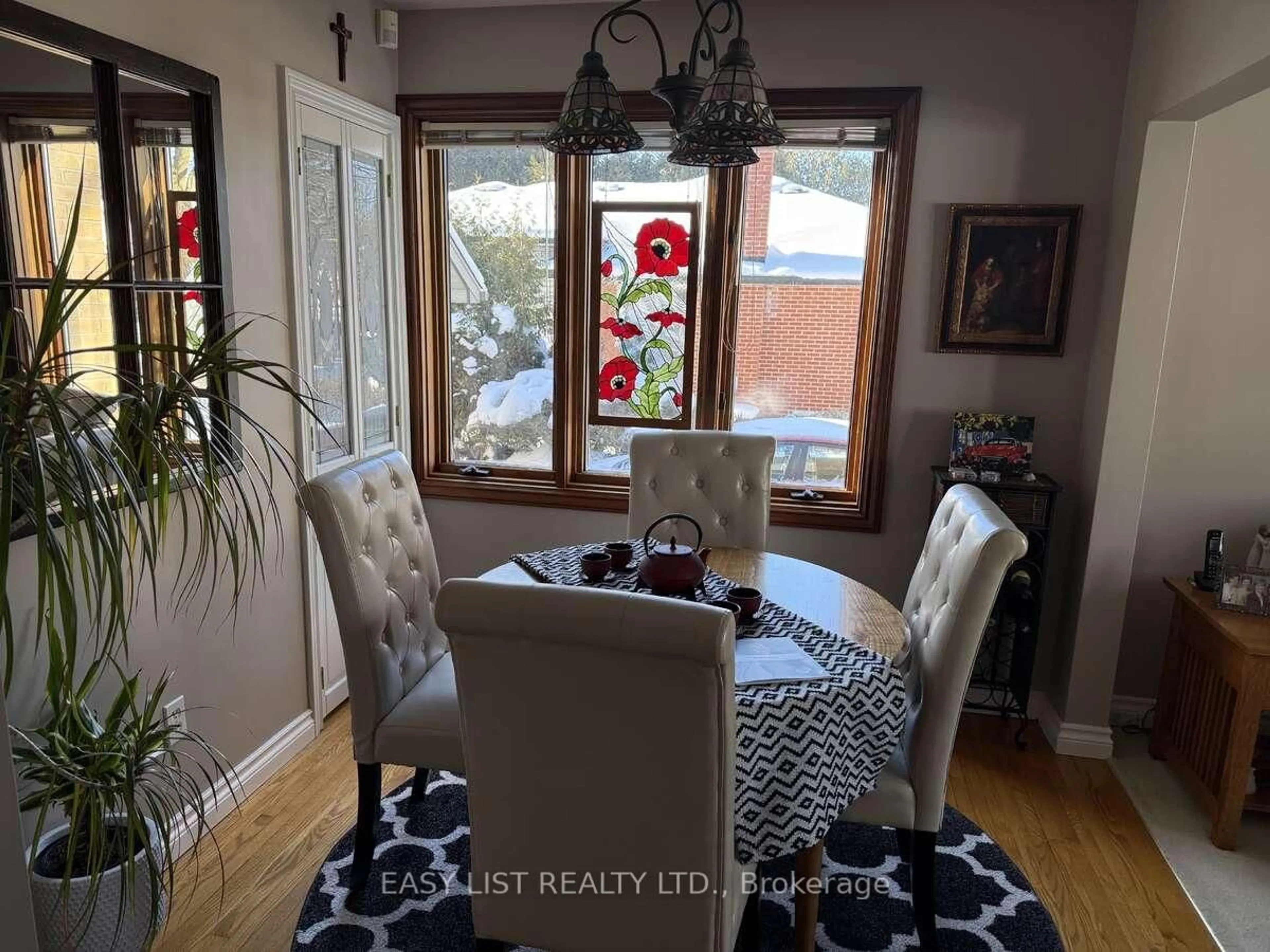 Dining room, wood/laminate floor for 92 Dean Ave, Guelph Ontario N1G 1L6