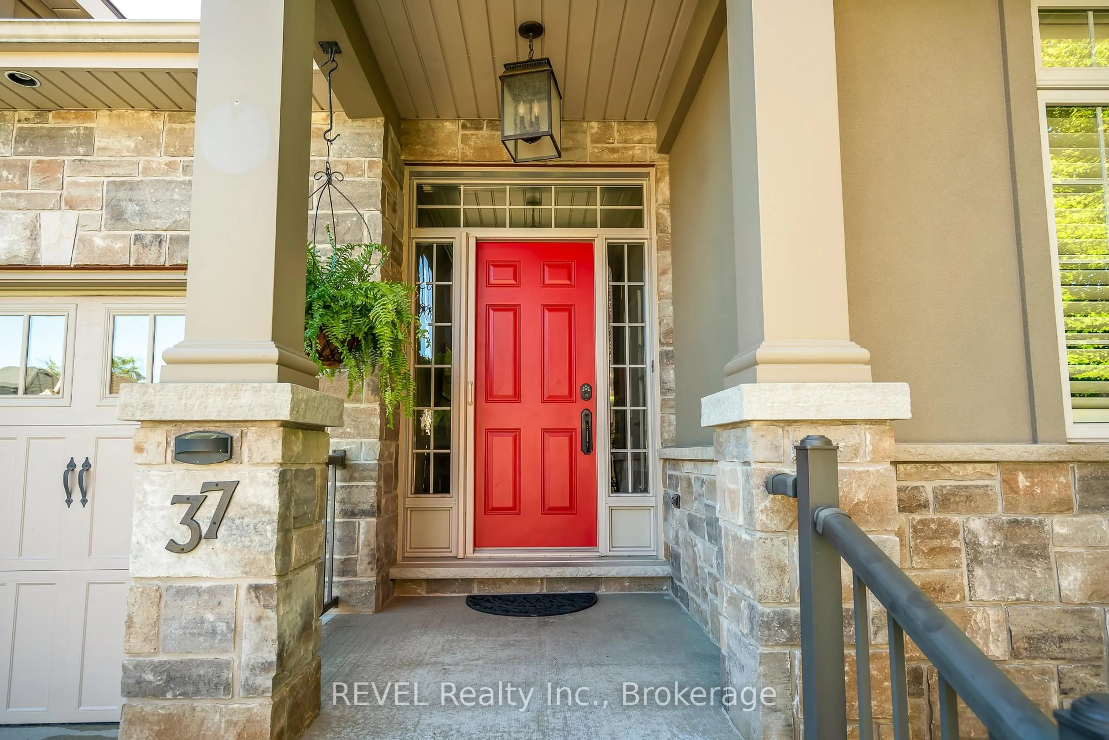 Indoor entryway for 37 Hickory Ave, Niagara-on-the-Lake Ontario L0S 1J1