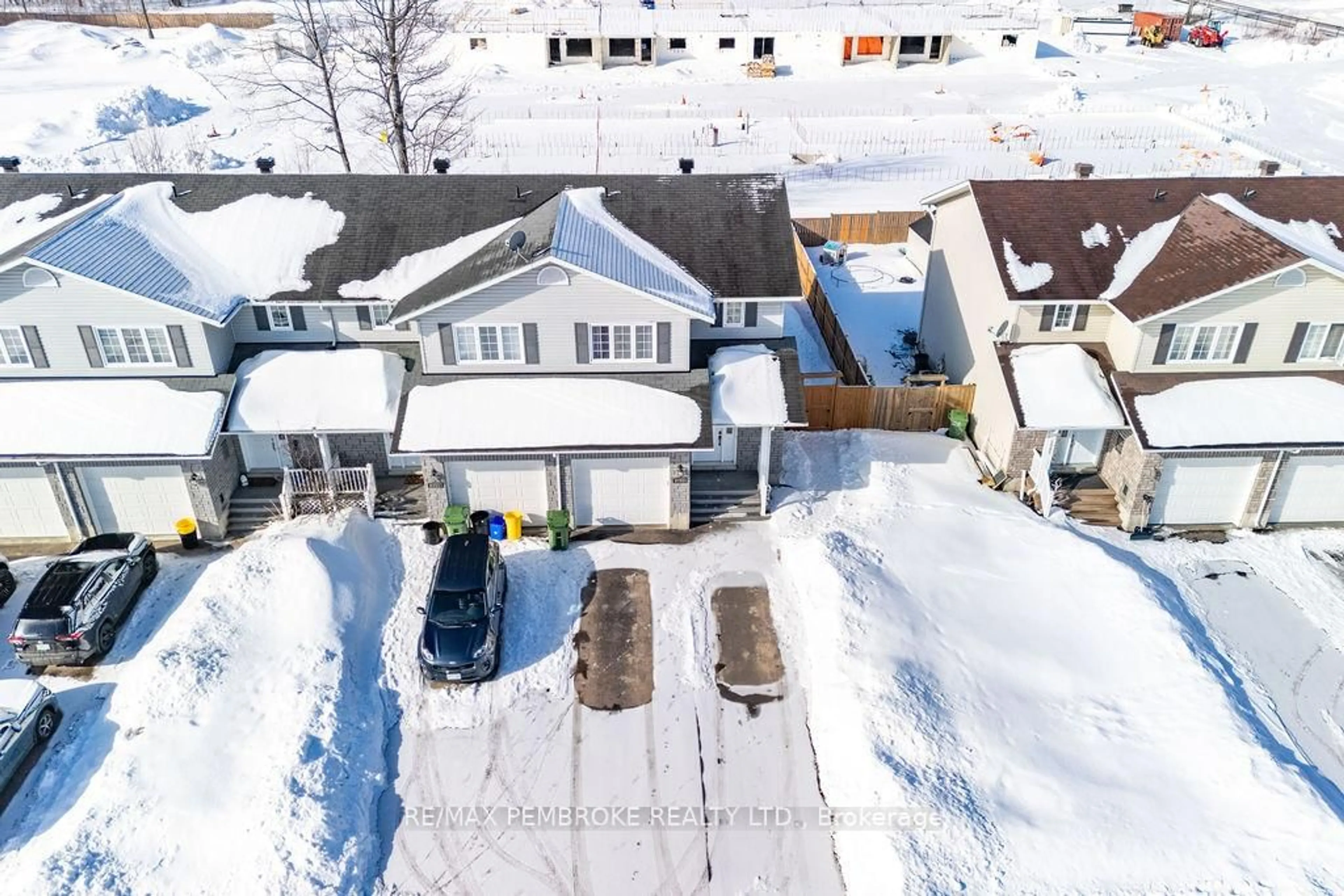 A pic from outside/outdoor area/front of a property/back of a property/a pic from drone, street for 2095 Sandstone Cres, Petawawa Ontario K8H 0B2