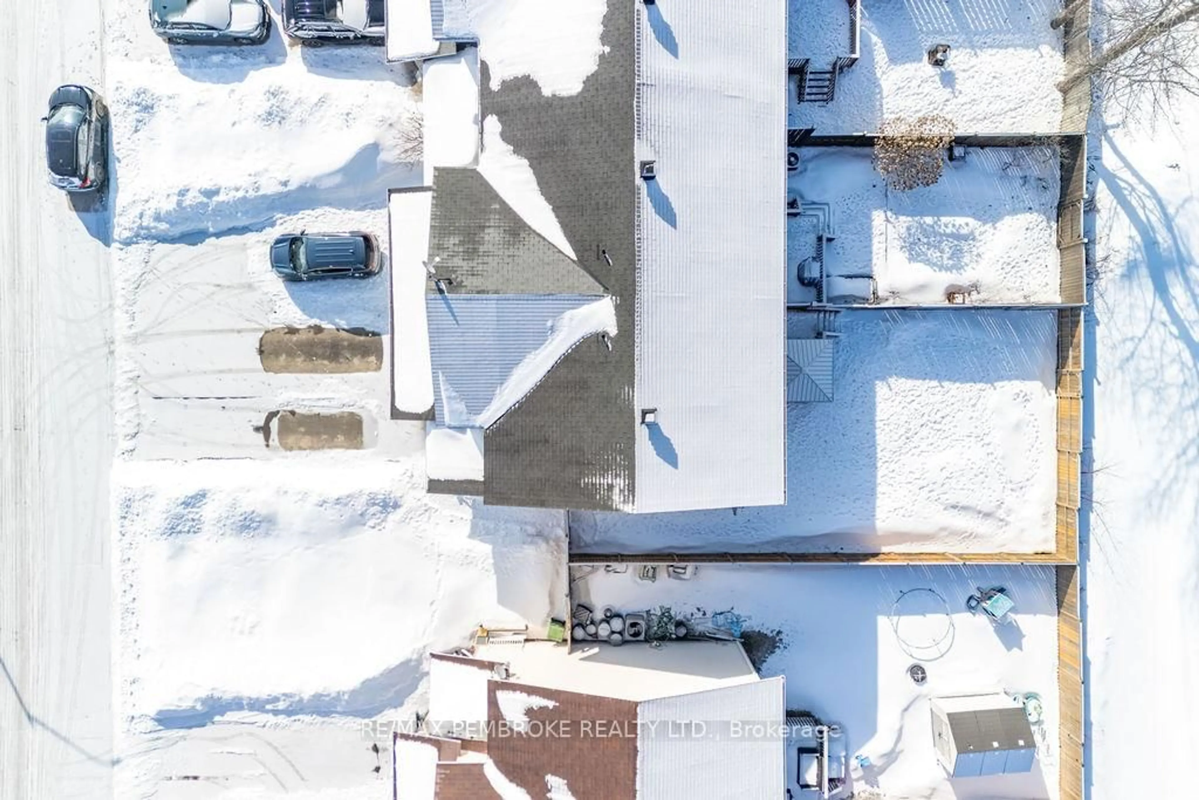 A pic from outside/outdoor area/front of a property/back of a property/a pic from drone, unknown for 2095 Sandstone Cres, Petawawa Ontario K8H 0B2