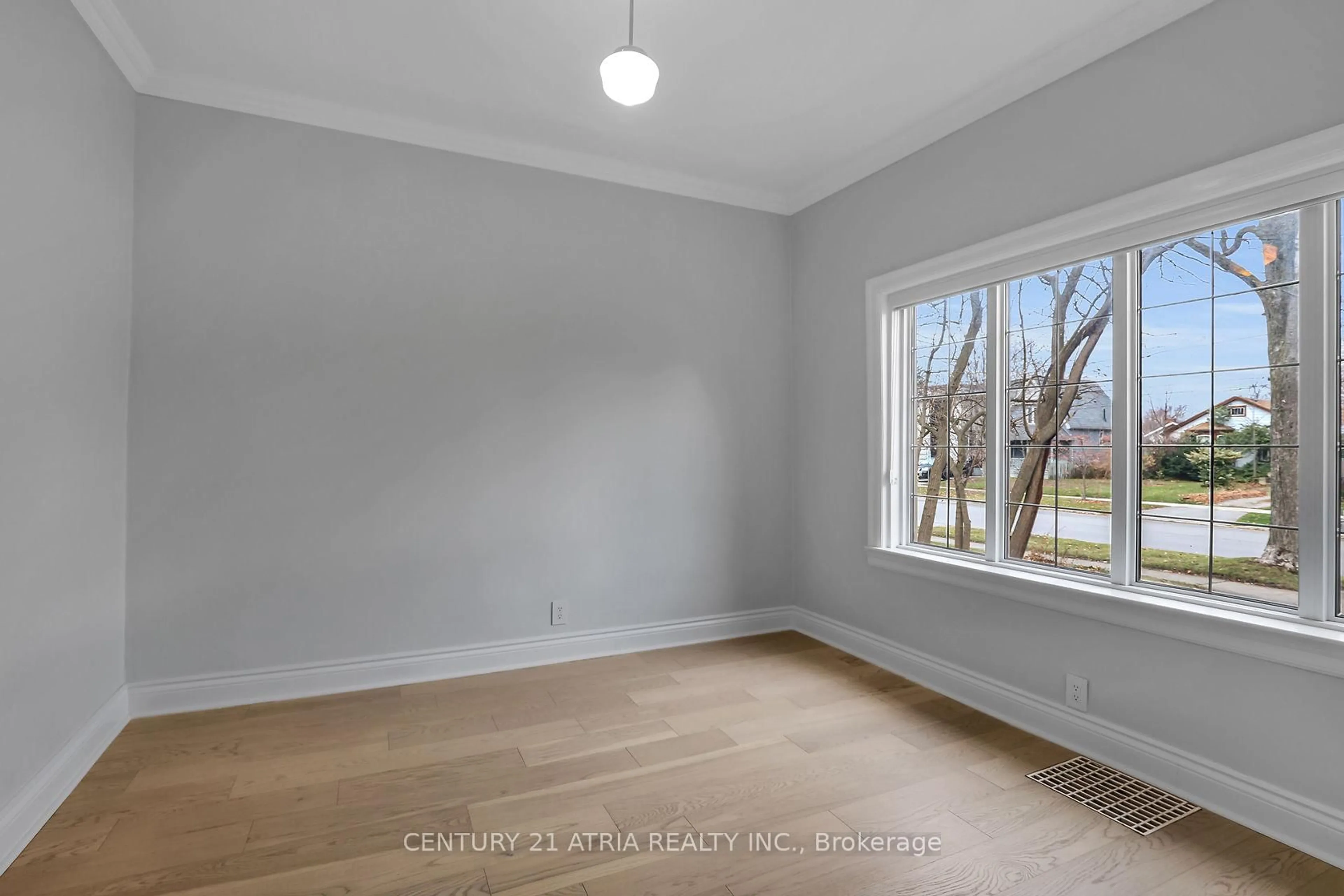 A pic of a room for 379 Grosvenor St, London East Ontario N6A 1Z2