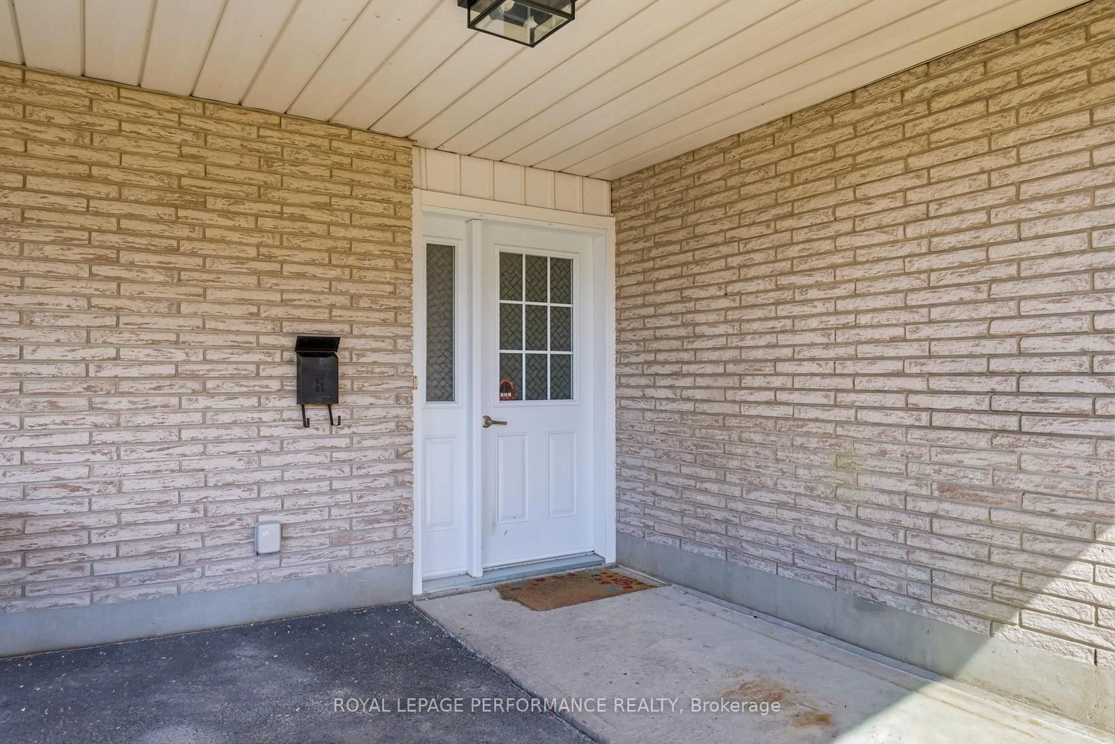 Indoor entryway for 2703 Ross Ave, Cornwall Ontario K6K 1E6