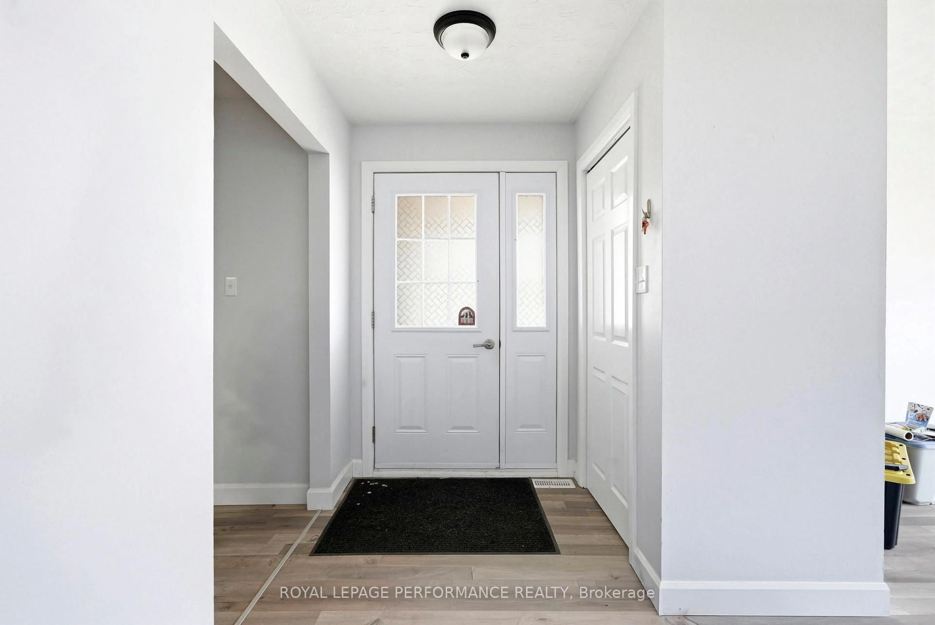 Indoor entryway for 2703 Ross Ave, Cornwall Ontario K6K 1E6