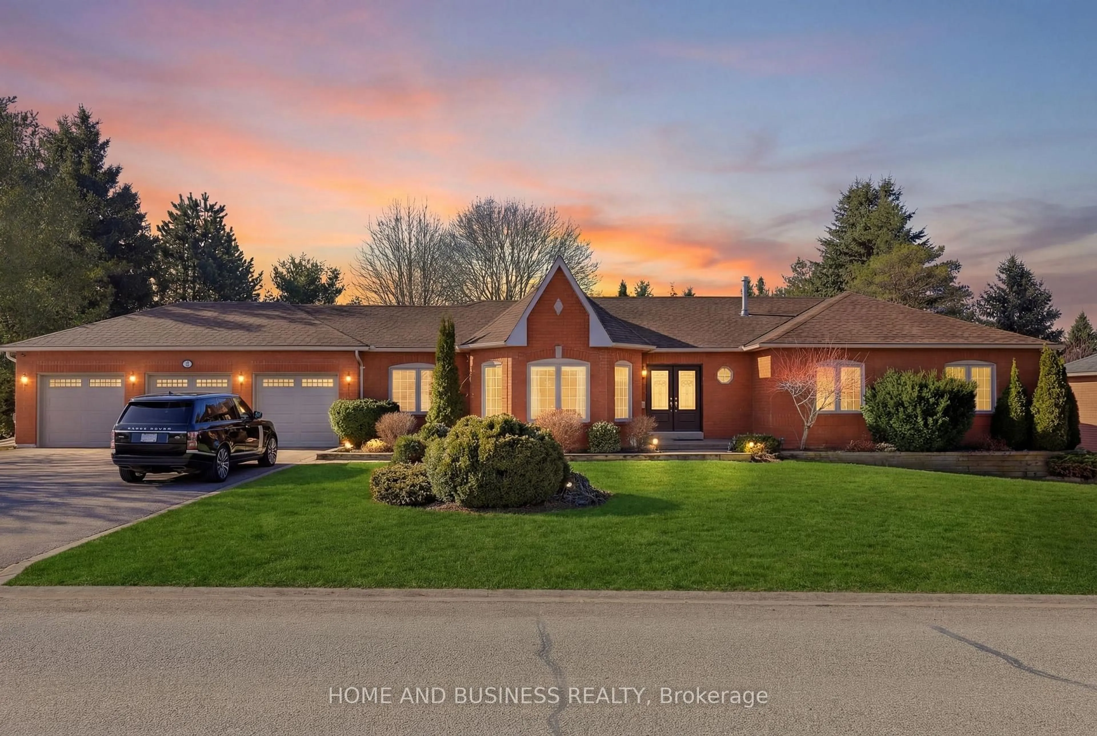 A pic from outside/outdoor area/front of a property/back of a property/a pic from drone, unknown for 1 Bayberry Rd, Mono Ontario L9W 6G5