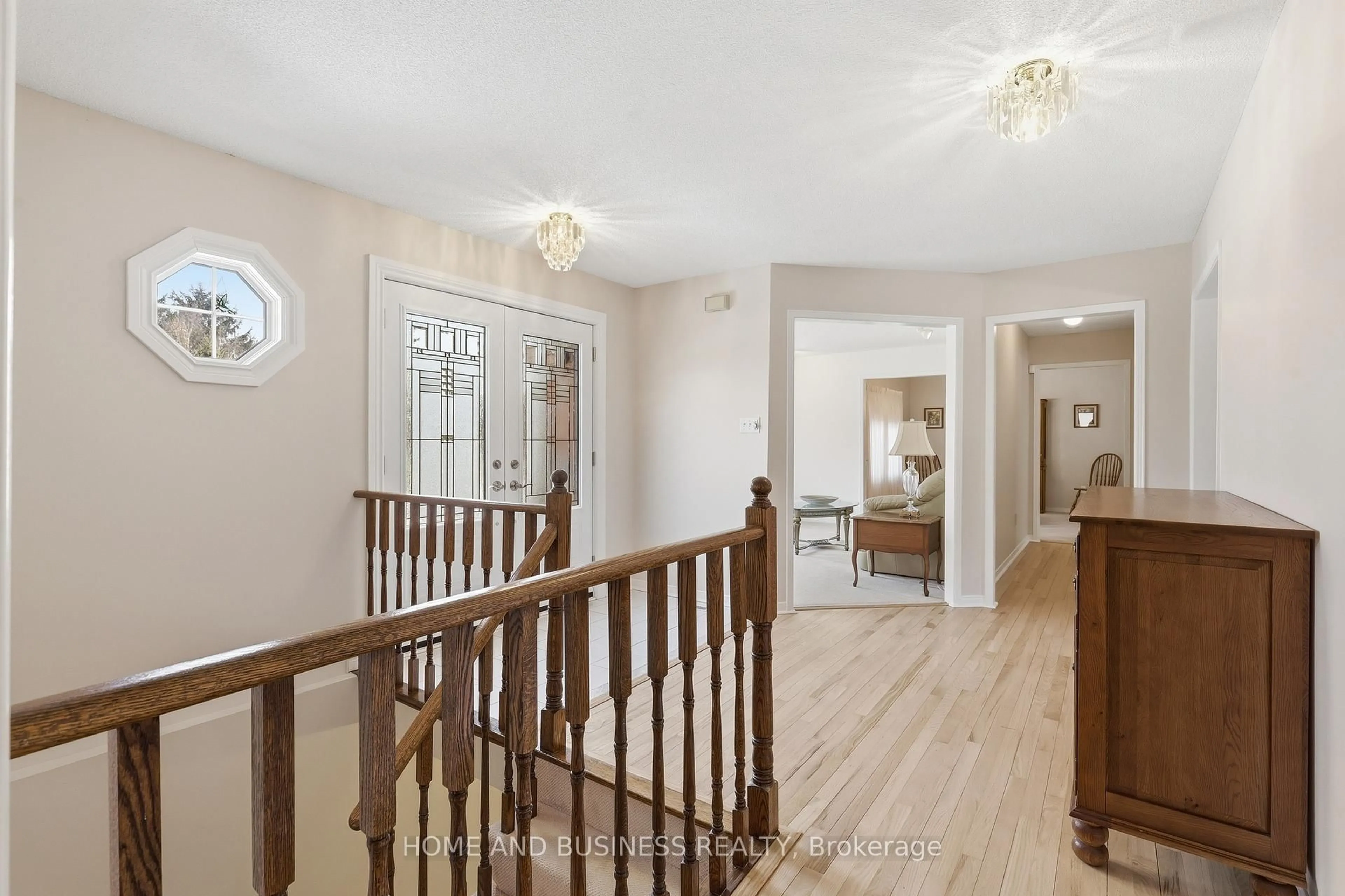 Indoor foyer for 1 Bayberry Rd, Mono Ontario L9W 6G5